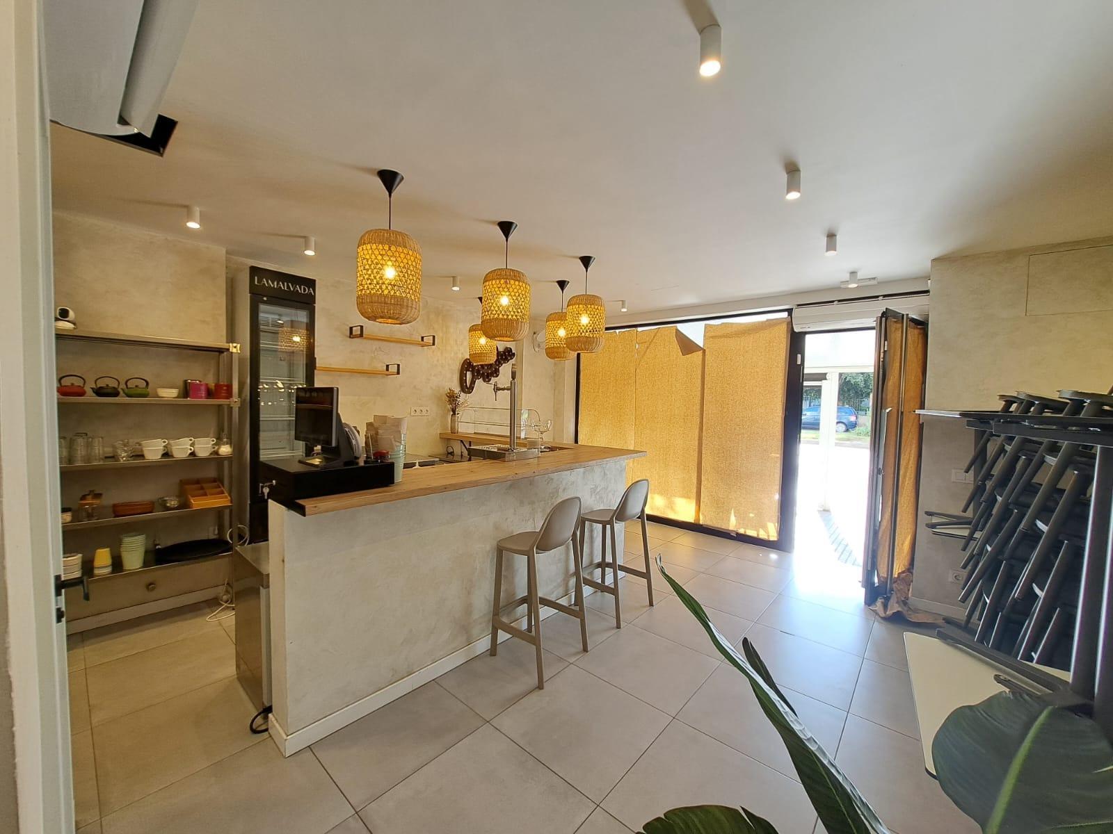 Se traspasa cafeteria take away con terraza