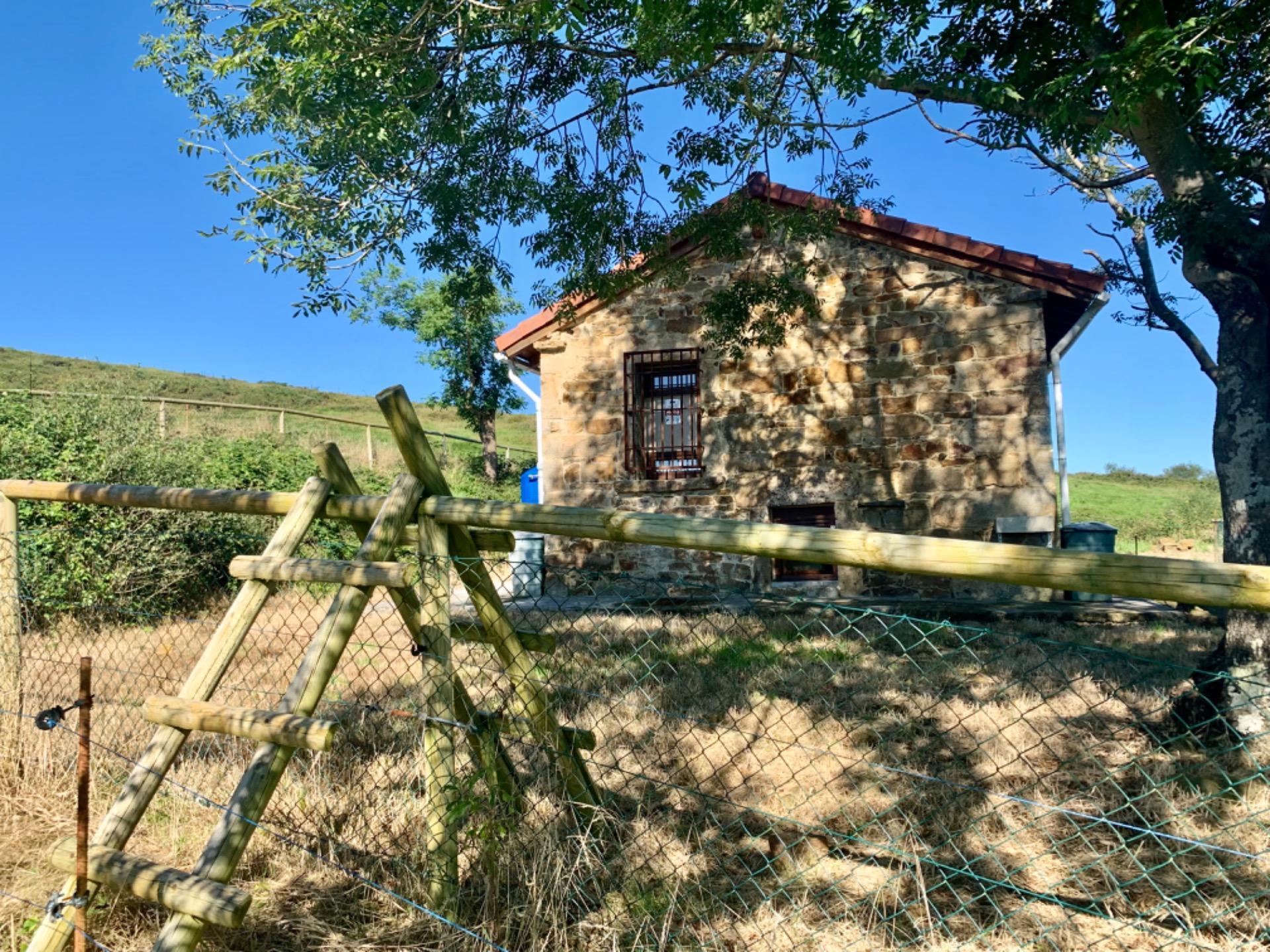 CABAÑA de Piedra Pasiega en San Roque Riomiera, Merilla