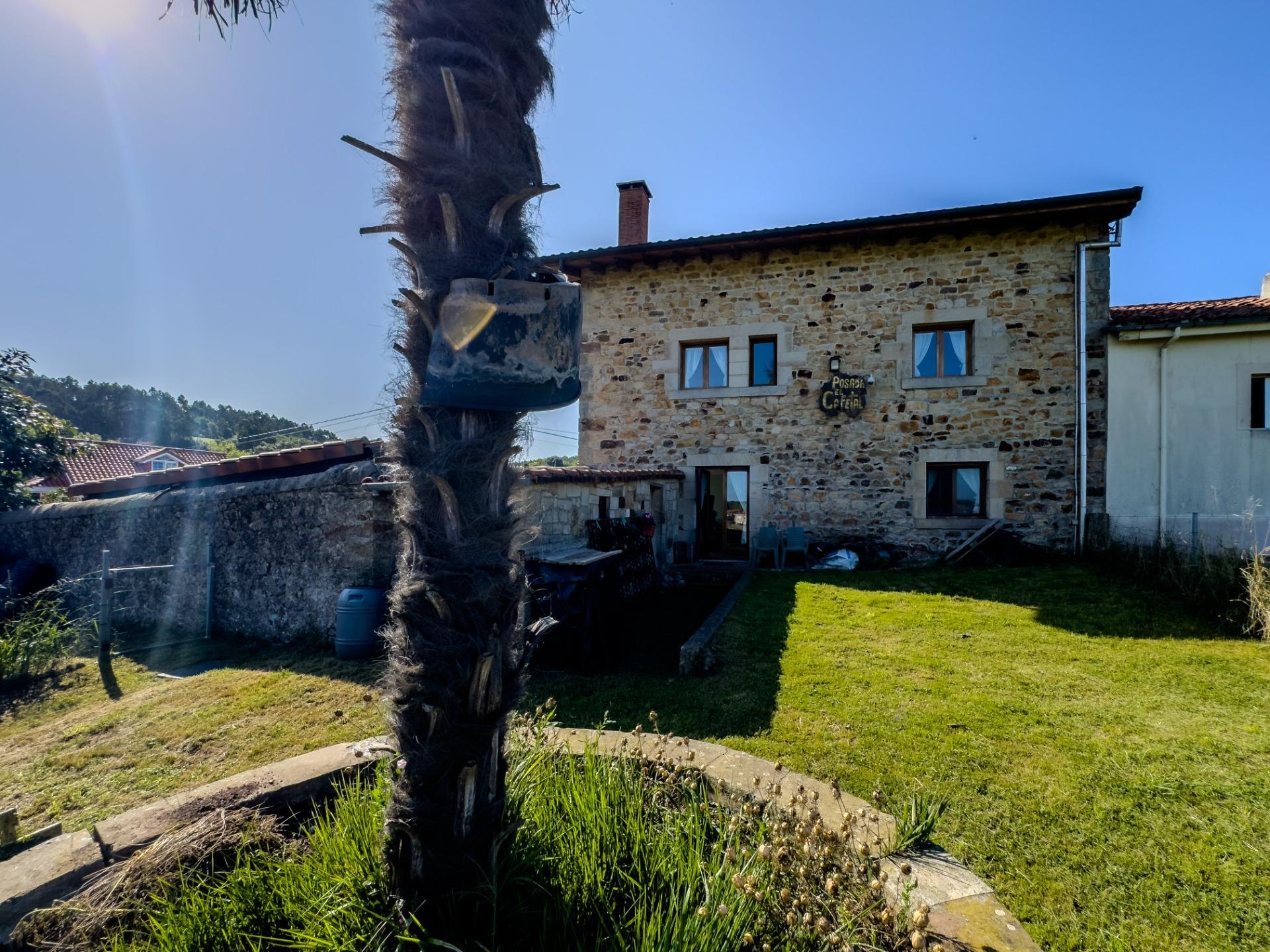 Casa rural de piedra con jardín y vistas abiertas, perfecta para vivir o invertir