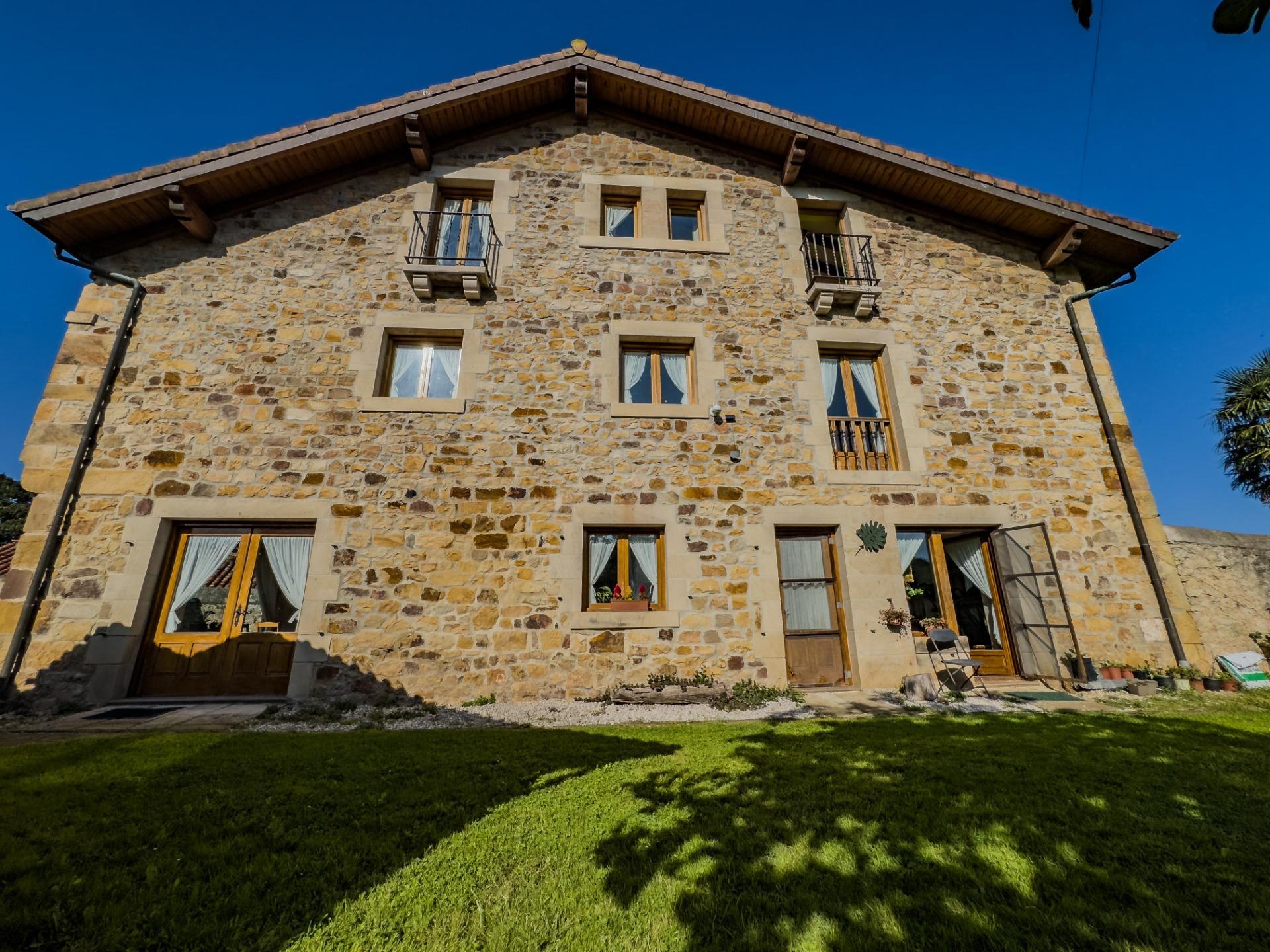 Casa rural de piedra con jardín y vistas abiertas, perfecta para vivir o invertir