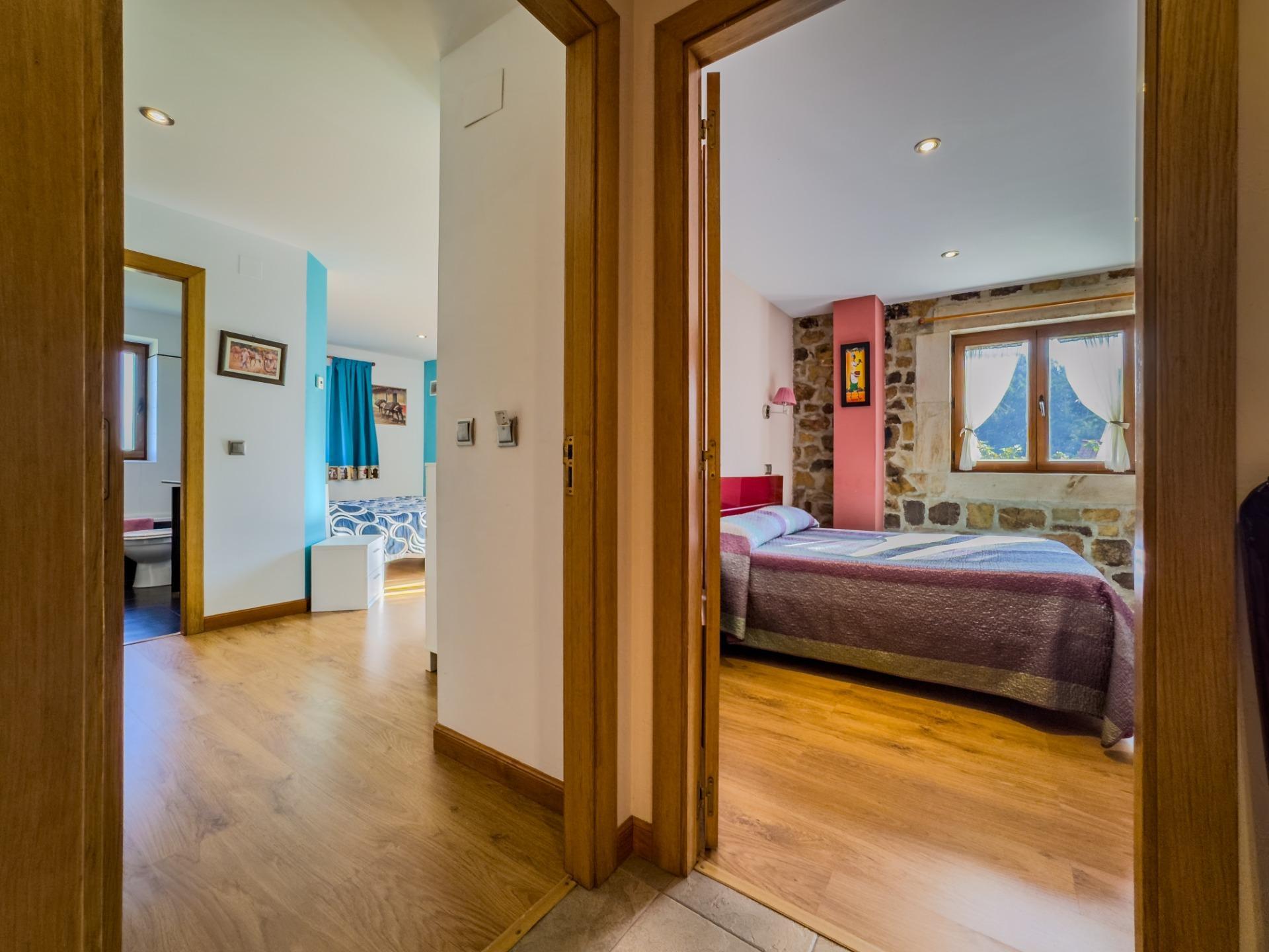 Casa rural de piedra con jardín y vistas abiertas, perfecta para vivir o invertir