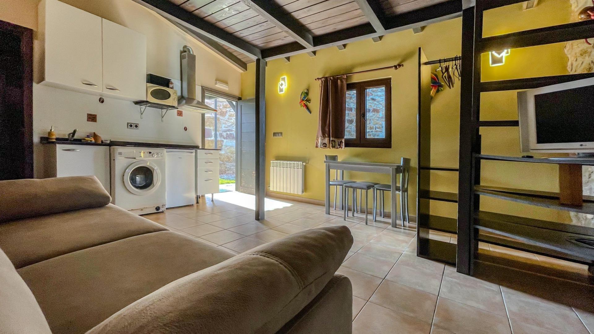 Casa rural de piedra con jardín y vistas abiertas, perfecta para vivir o invertir