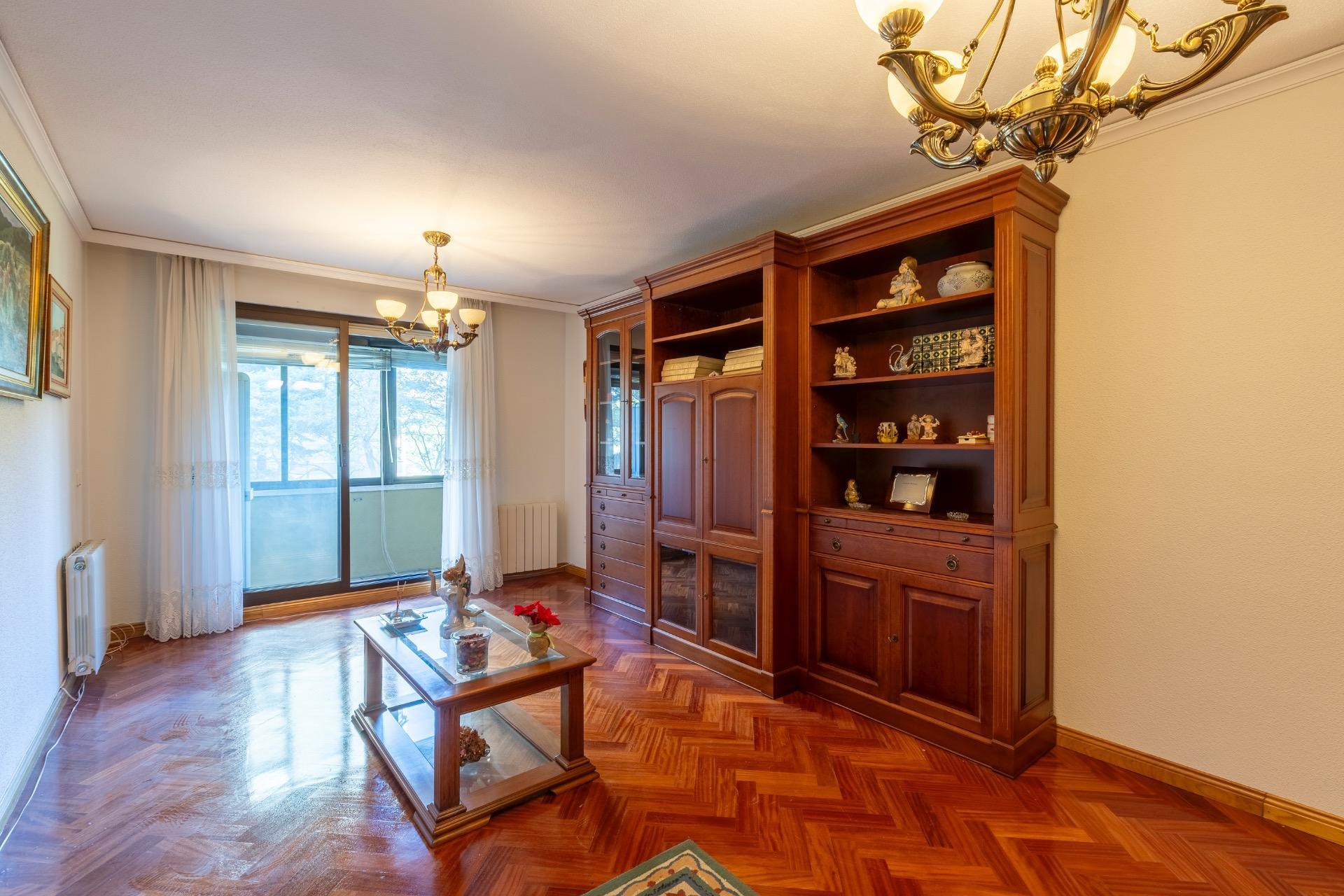 Piso de cuatro habitaciones, trastero y DOS plazas de garaje