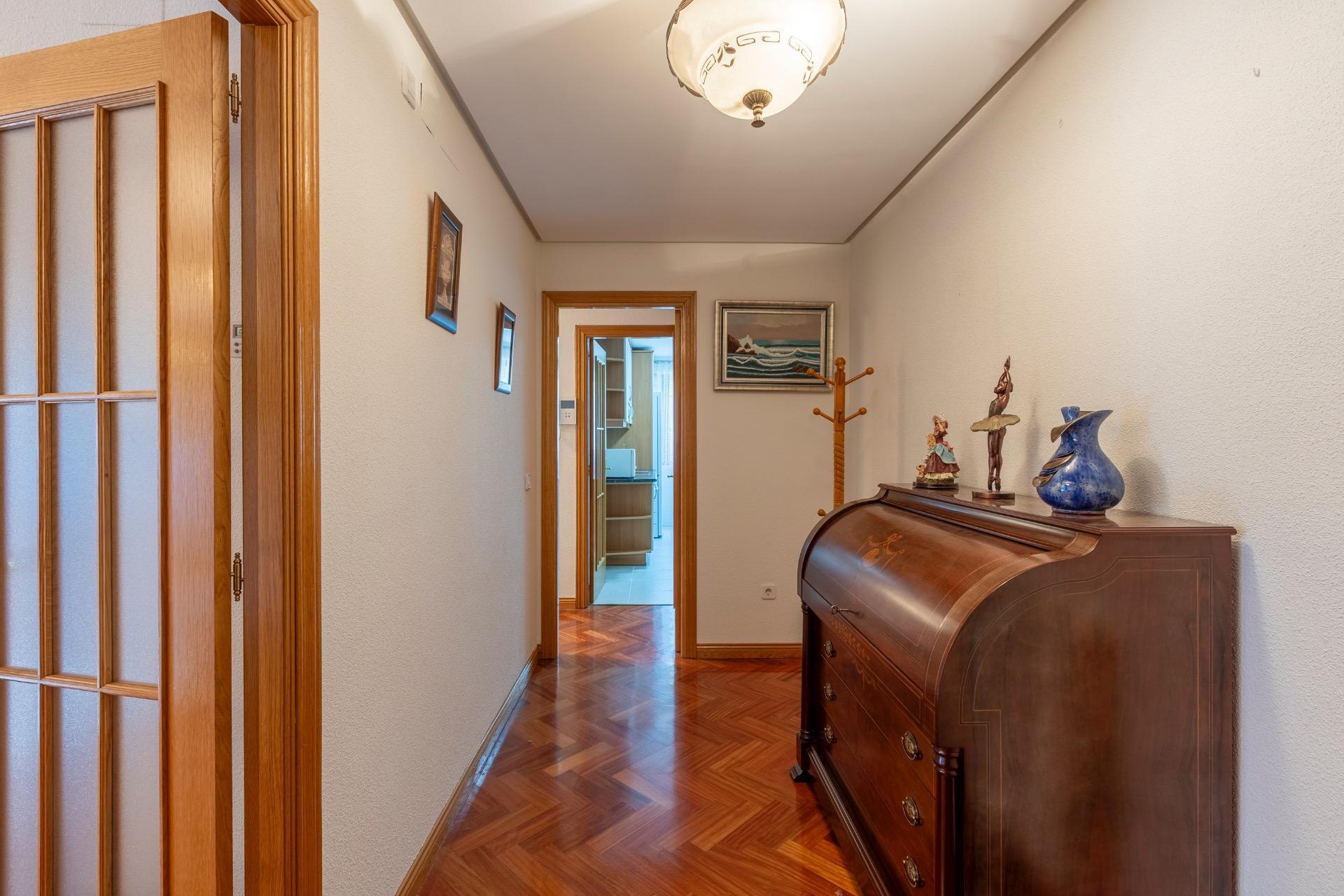 Piso de cuatro habitaciones, trastero y DOS plazas de garaje