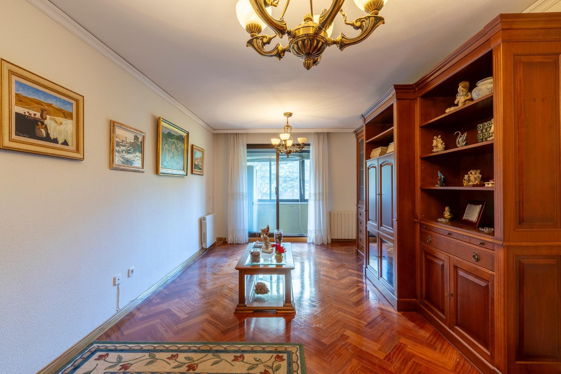 Piso de cuatro habitaciones, trastero y DOS plazas de garaje