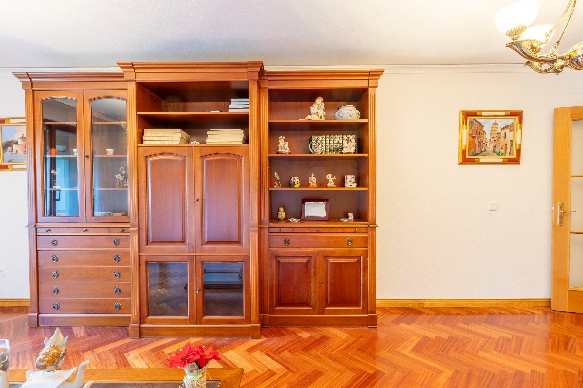Piso de cuatro habitaciones, trastero y DOS plazas de garaje