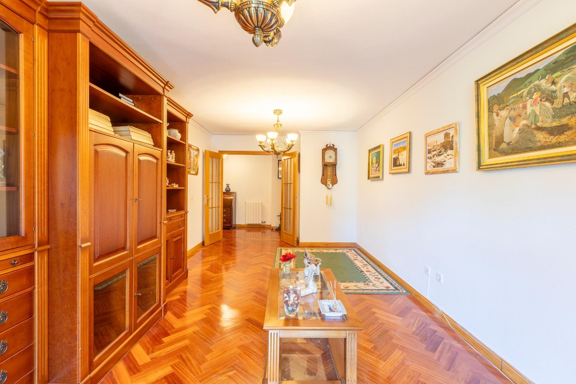 Piso de cuatro habitaciones, trastero y DOS plazas de garaje