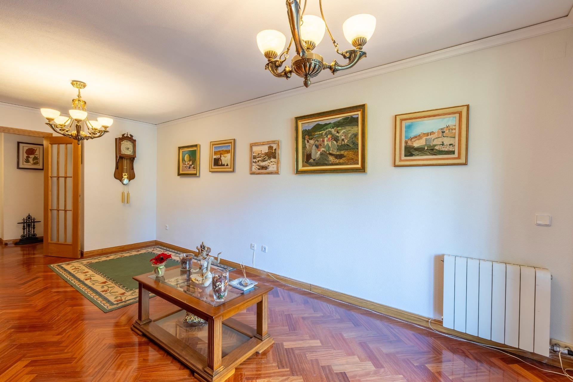 Piso de cuatro habitaciones, trastero y DOS plazas de garaje