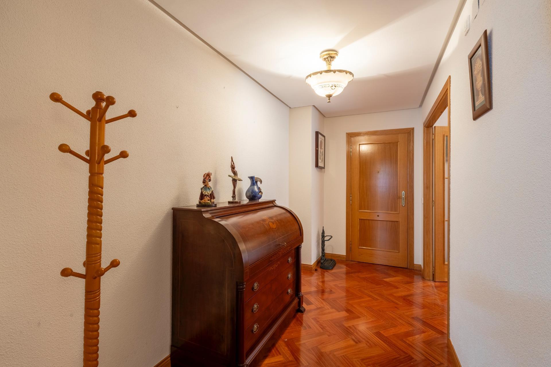 Piso de cuatro habitaciones, trastero y DOS plazas de garaje
