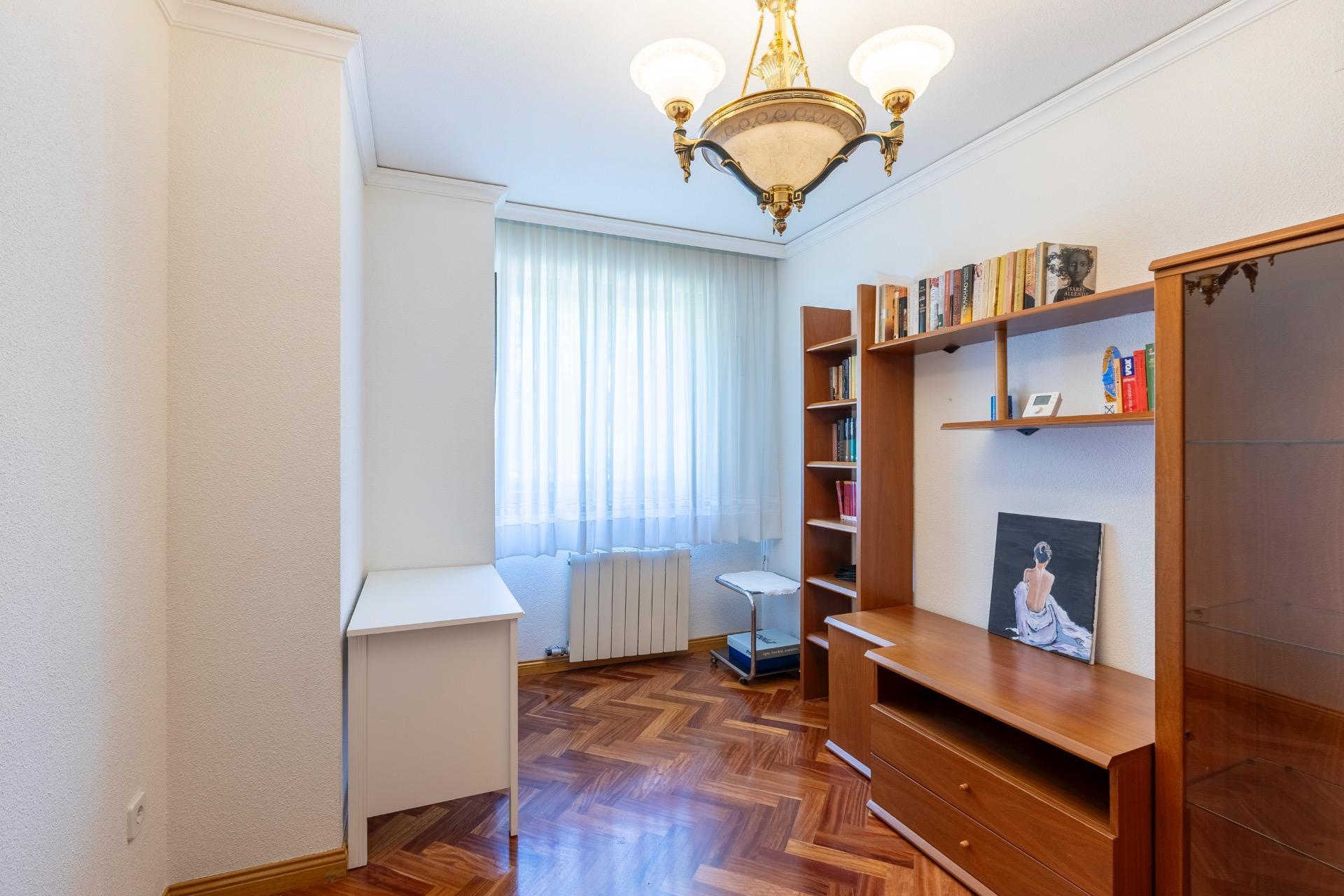 Piso de cuatro habitaciones, trastero y DOS plazas de garaje