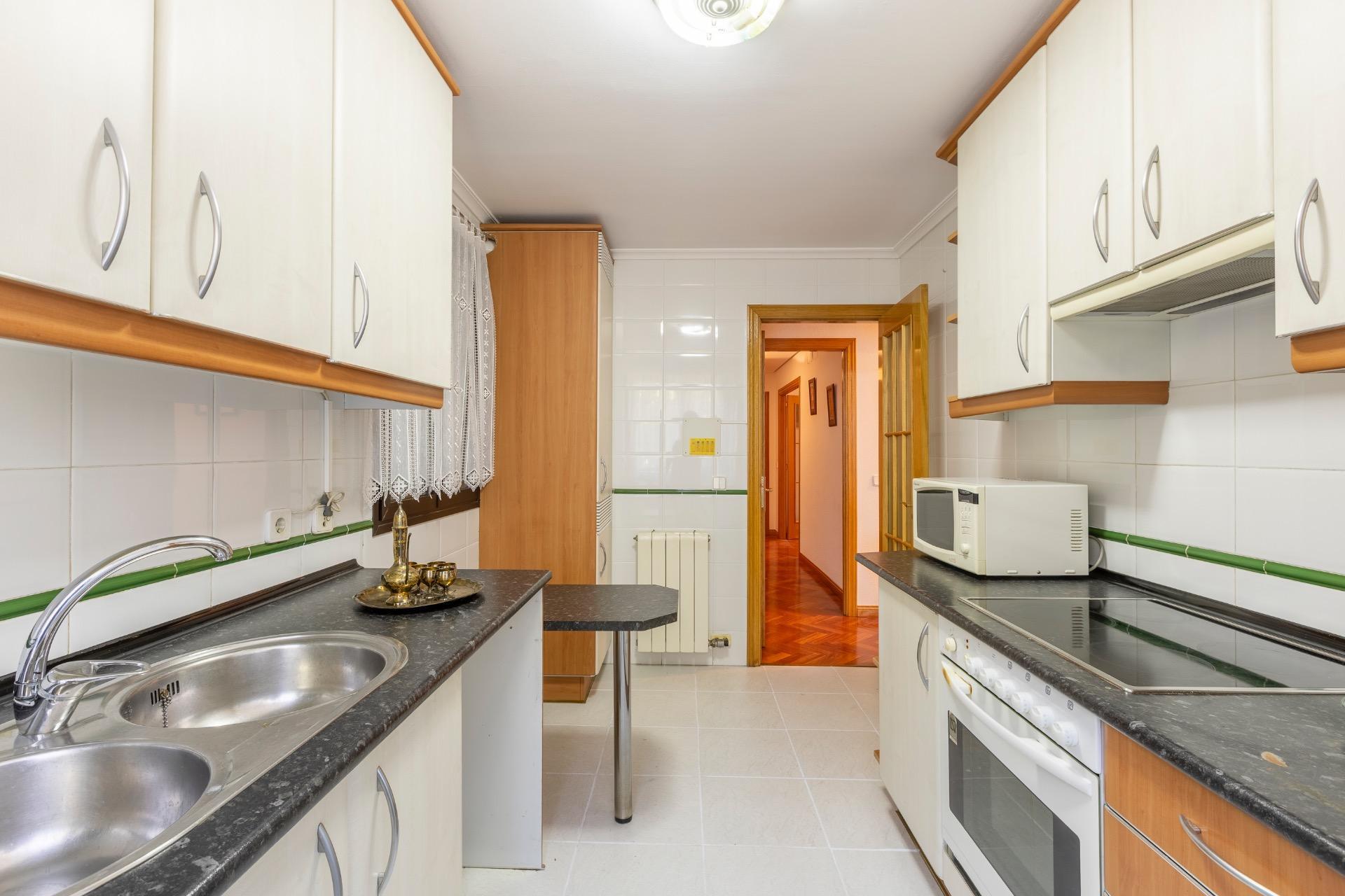 Piso de cuatro habitaciones, trastero y DOS plazas de garaje
