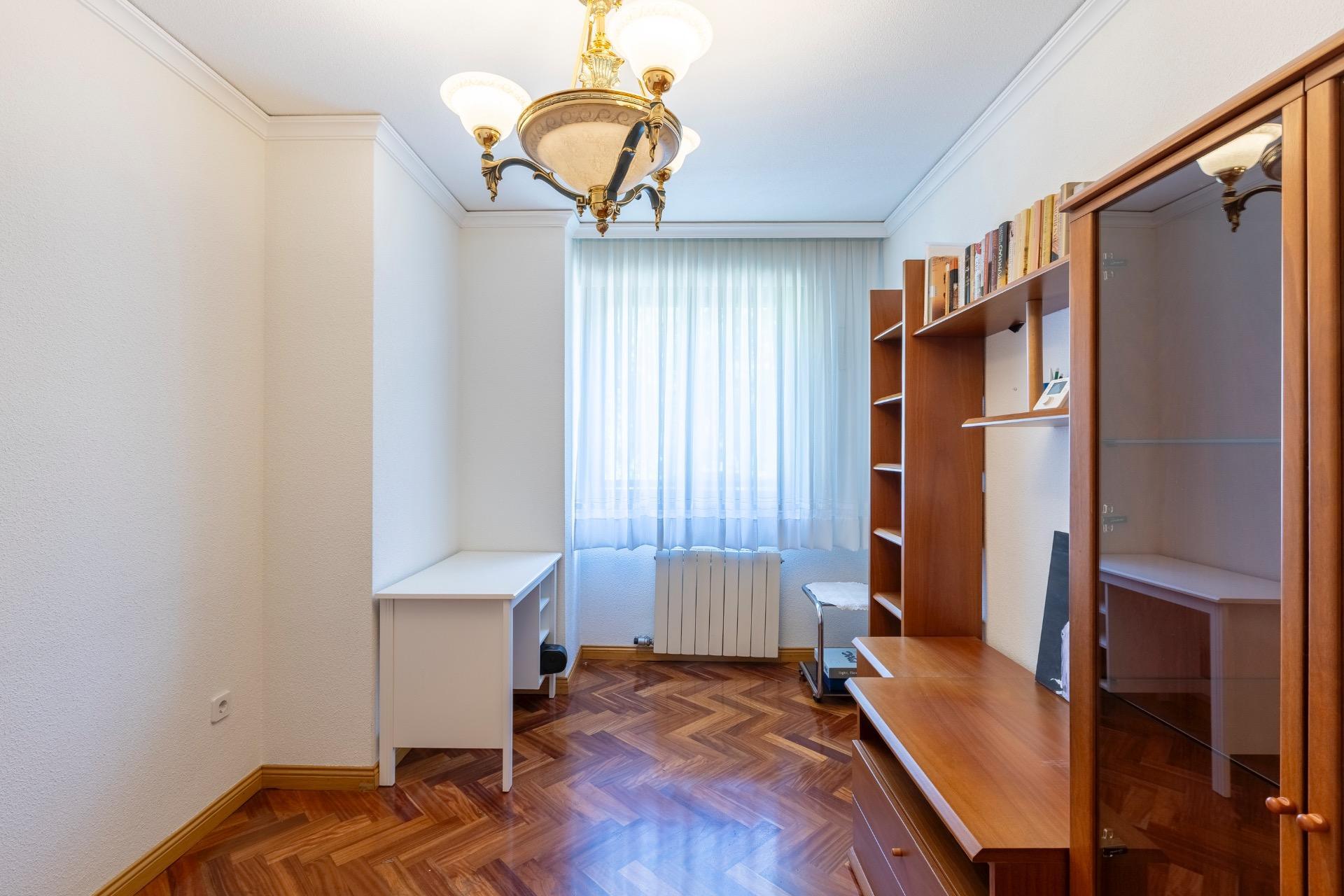 Piso de cuatro habitaciones, trastero y DOS plazas de garaje