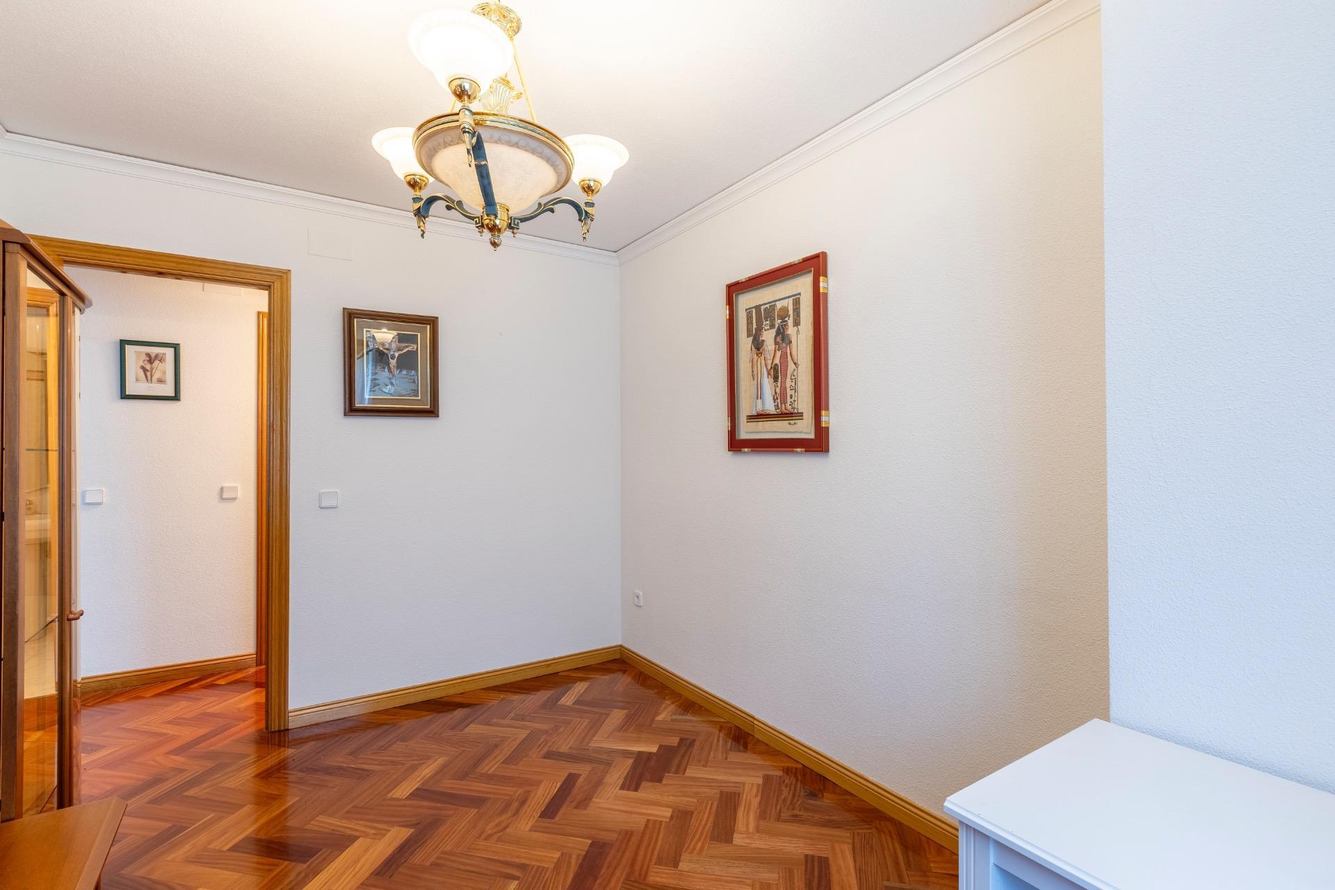 Piso de cuatro habitaciones, trastero y DOS plazas de garaje