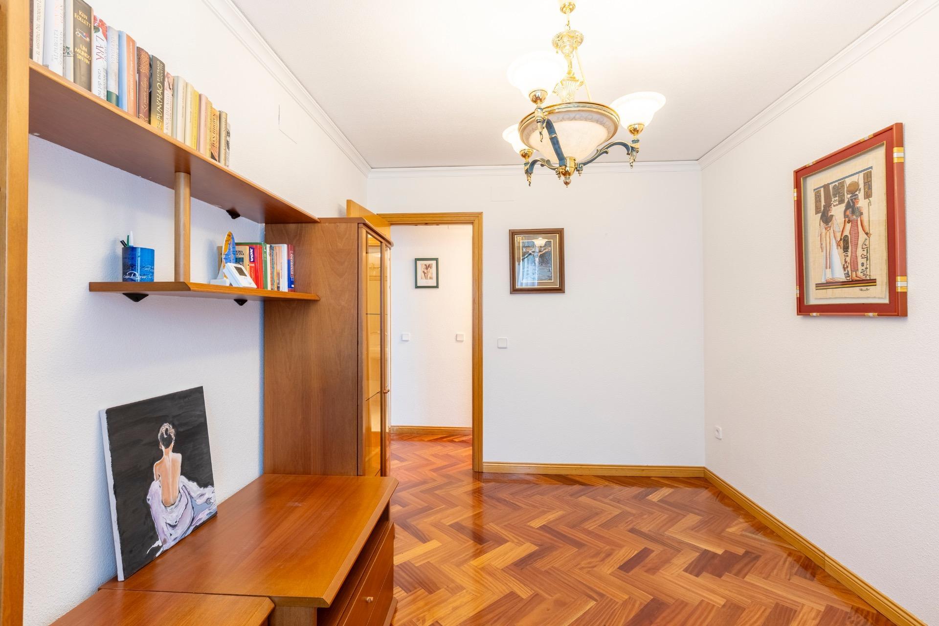 Piso de cuatro habitaciones, trastero y DOS plazas de garaje