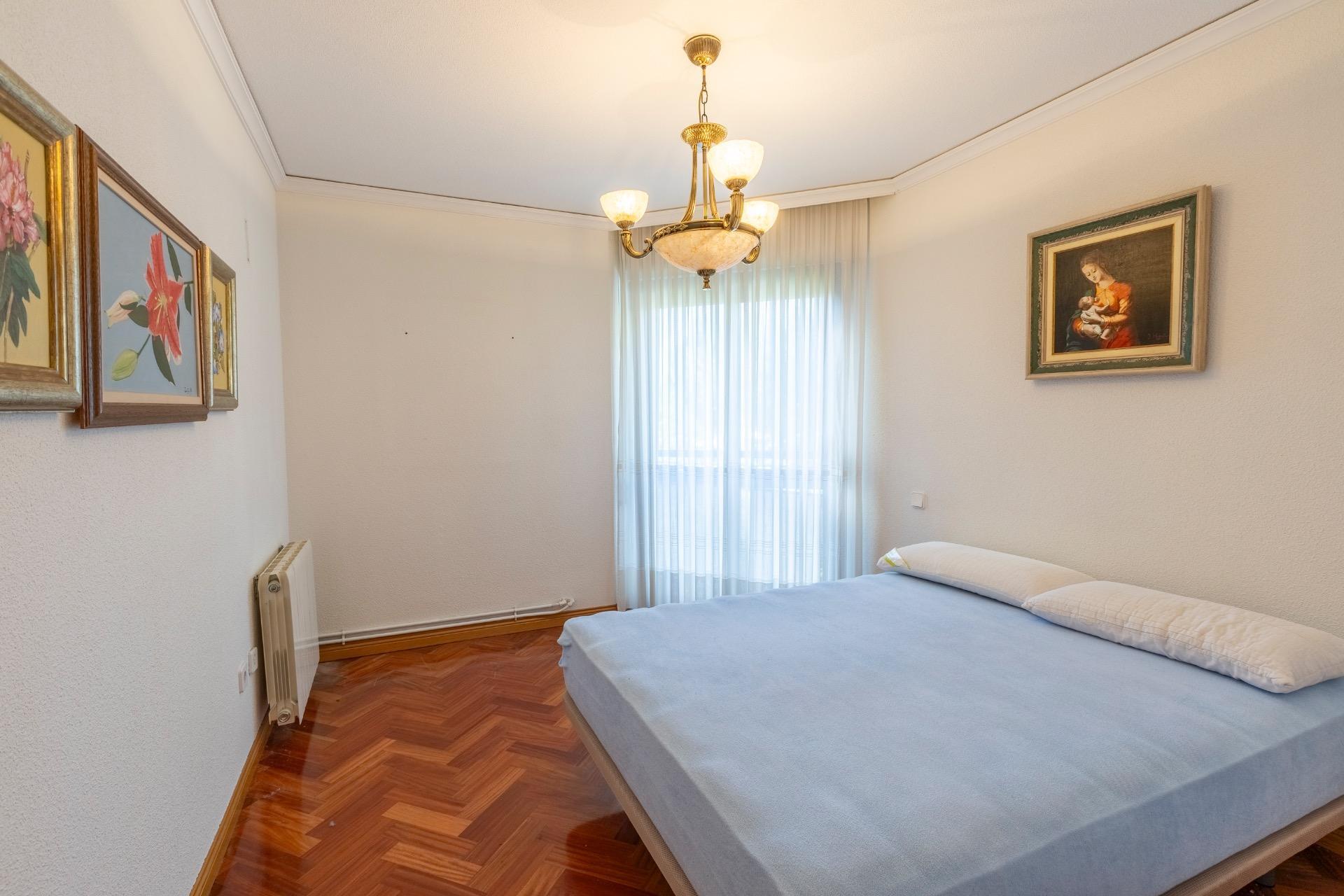 Piso de cuatro habitaciones, trastero y DOS plazas de garaje