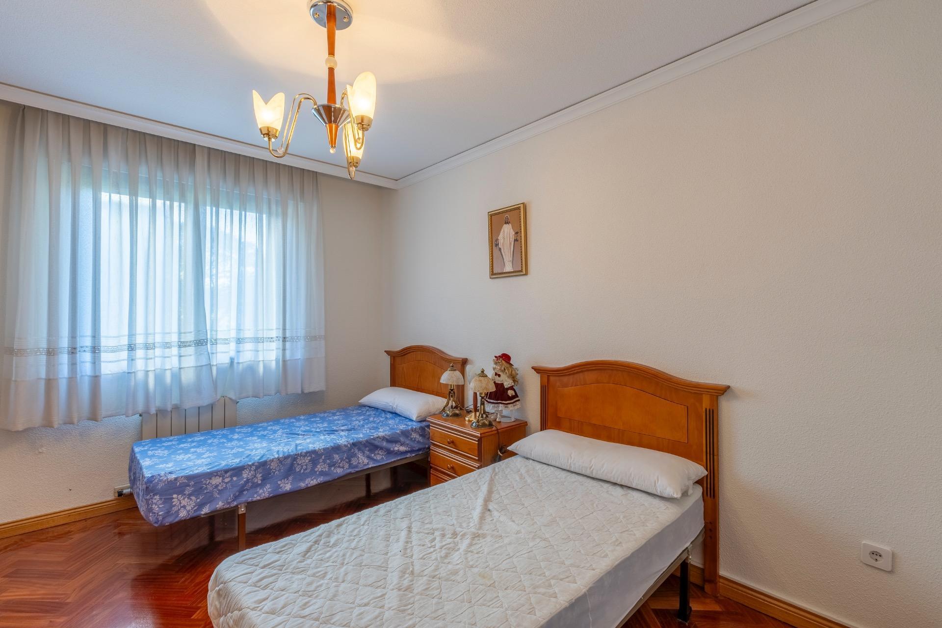 Piso de cuatro habitaciones, trastero y DOS plazas de garaje