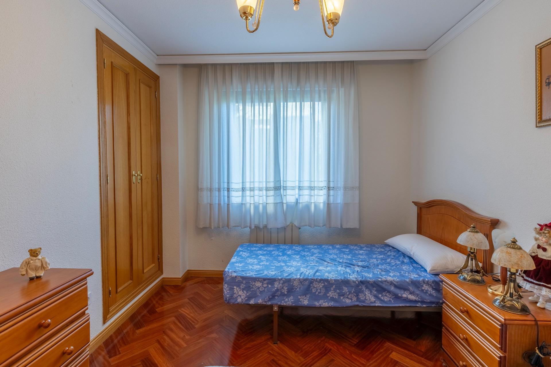 Piso de cuatro habitaciones, trastero y DOS plazas de garaje