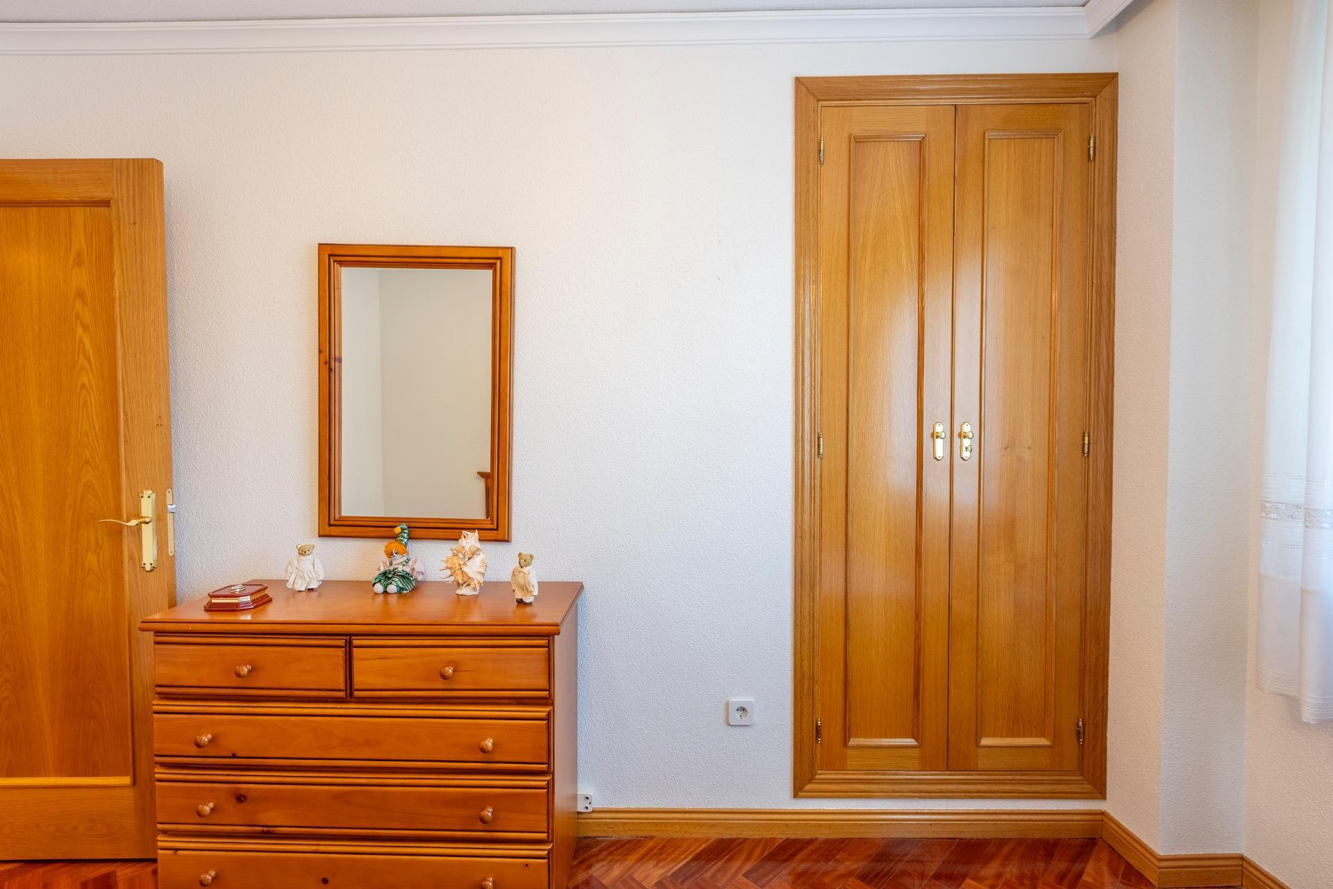 Piso de cuatro habitaciones, trastero y DOS plazas de garaje