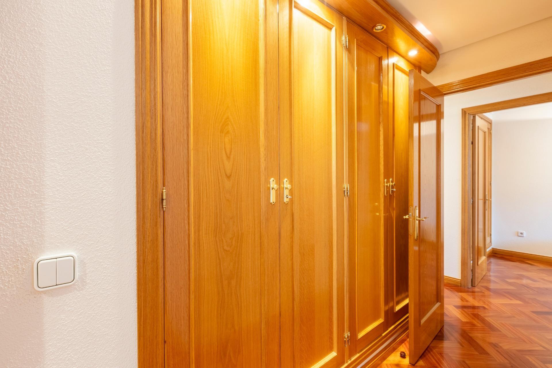 Piso de cuatro habitaciones, trastero y DOS plazas de garaje