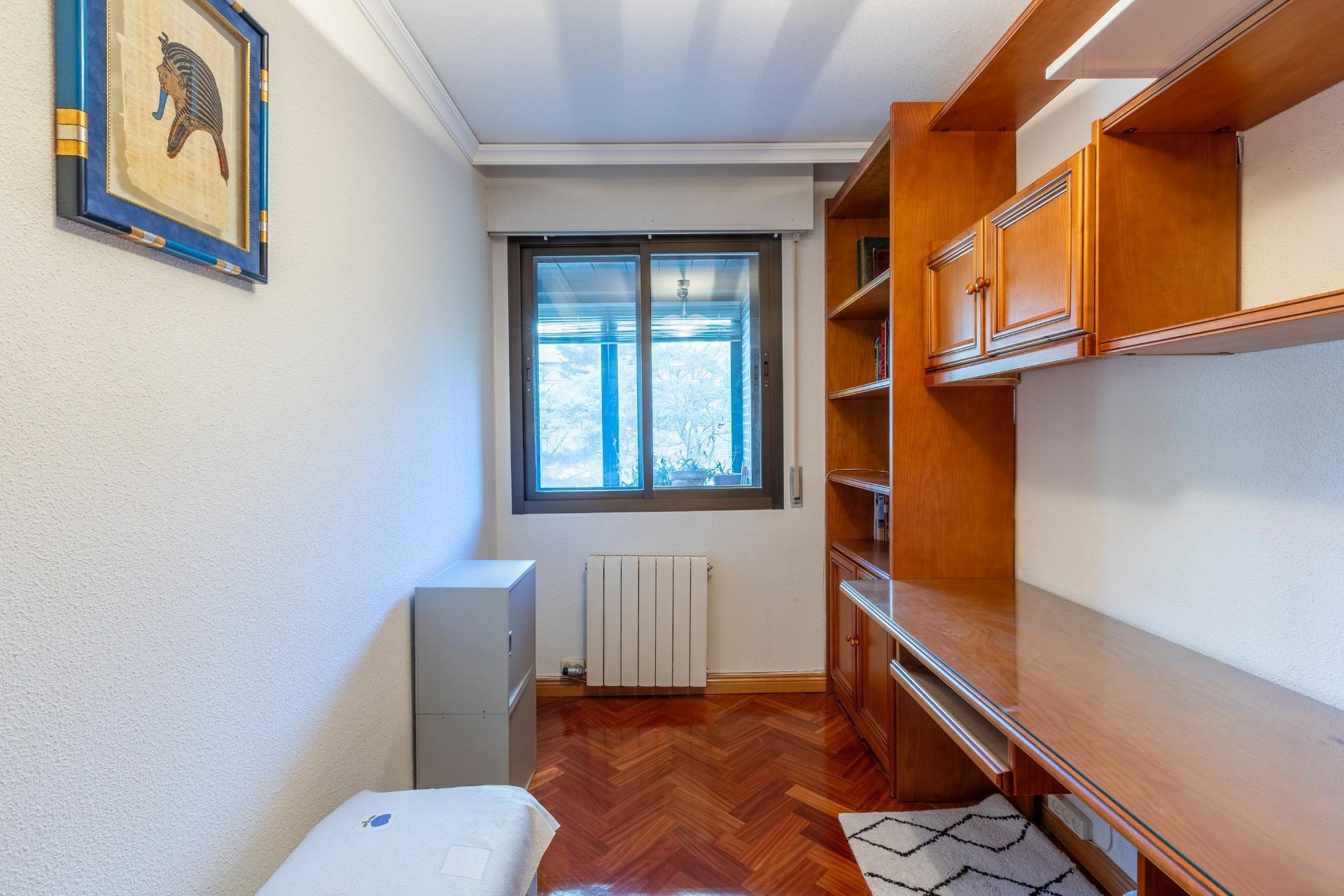 Piso de cuatro habitaciones, trastero y DOS plazas de garaje