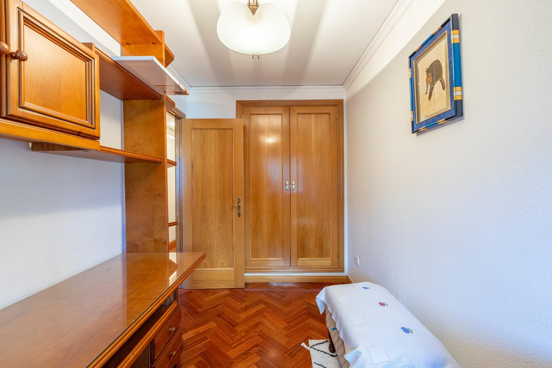 Piso de cuatro habitaciones, trastero y DOS plazas de garaje