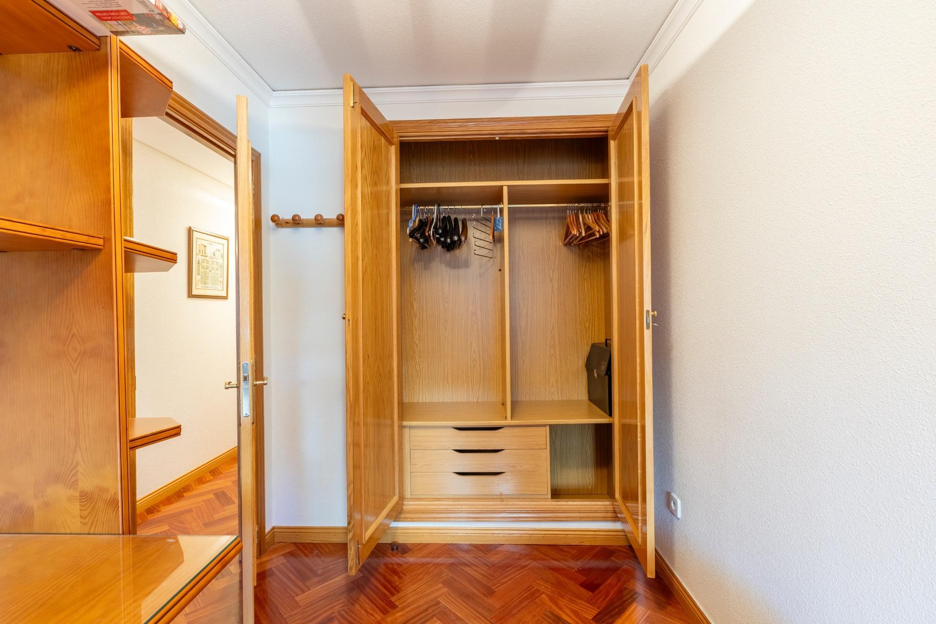 Piso de cuatro habitaciones, trastero y DOS plazas de garaje