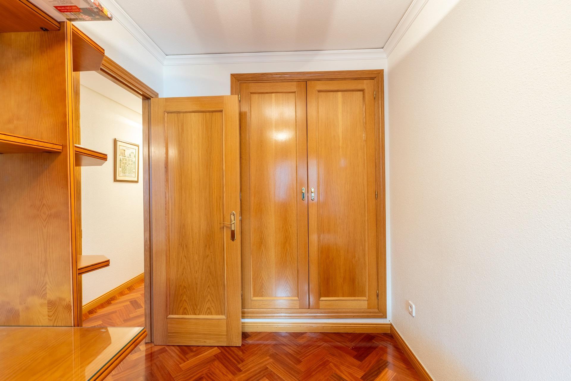 Piso de cuatro habitaciones, trastero y DOS plazas de garaje