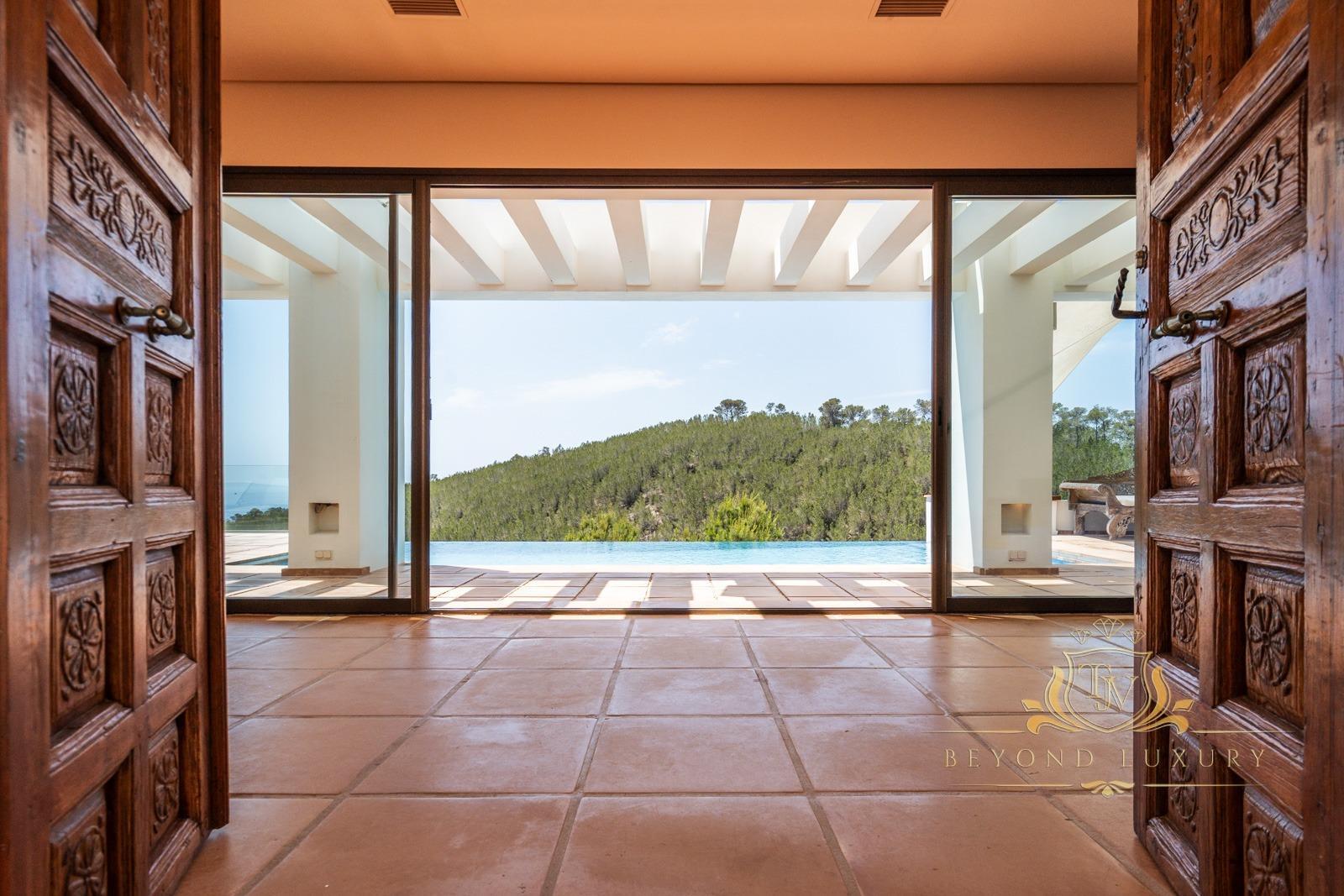 ^**^THE WHITE MIRAGE ? UNA VILLA DE ENSUEÑO EN IBIZA^**^  The White Mirage no es solo una propiedad, es una experiencia. Esta impresionante villa, con más de 800 m² construidos y situada sobre un