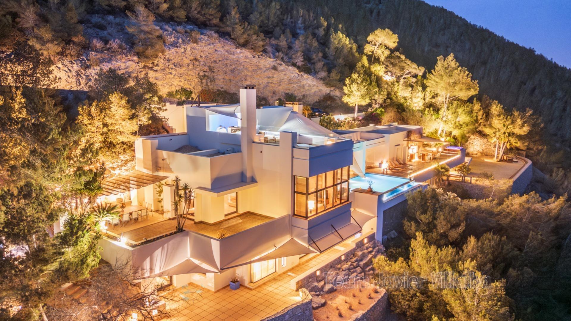 ^**^THE WHITE MIRAGE ? UNA VILLA DE ENSUEÑO EN IBIZA^**^  The White Mirage no es solo una propiedad, es una experiencia. Esta impresionante villa, con más de 800 m² construidos y situada sobre un