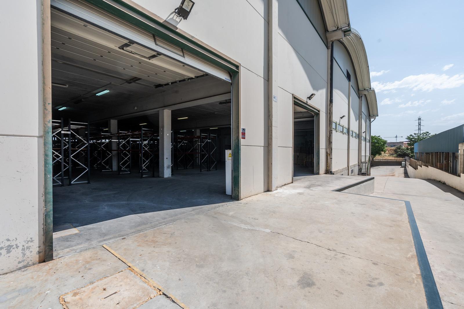 ^**^IMPRESIONANTE NAVE INDUSTRIAL EN COLMENAR VIEJO - MÁS DE 8.000 M² CONSTRUIDOS SOBRE PARCELA DE MÁS DE 6.000 M²^**^  Se ofrece en venta una espectacular nave industrial ubicada en una de las me