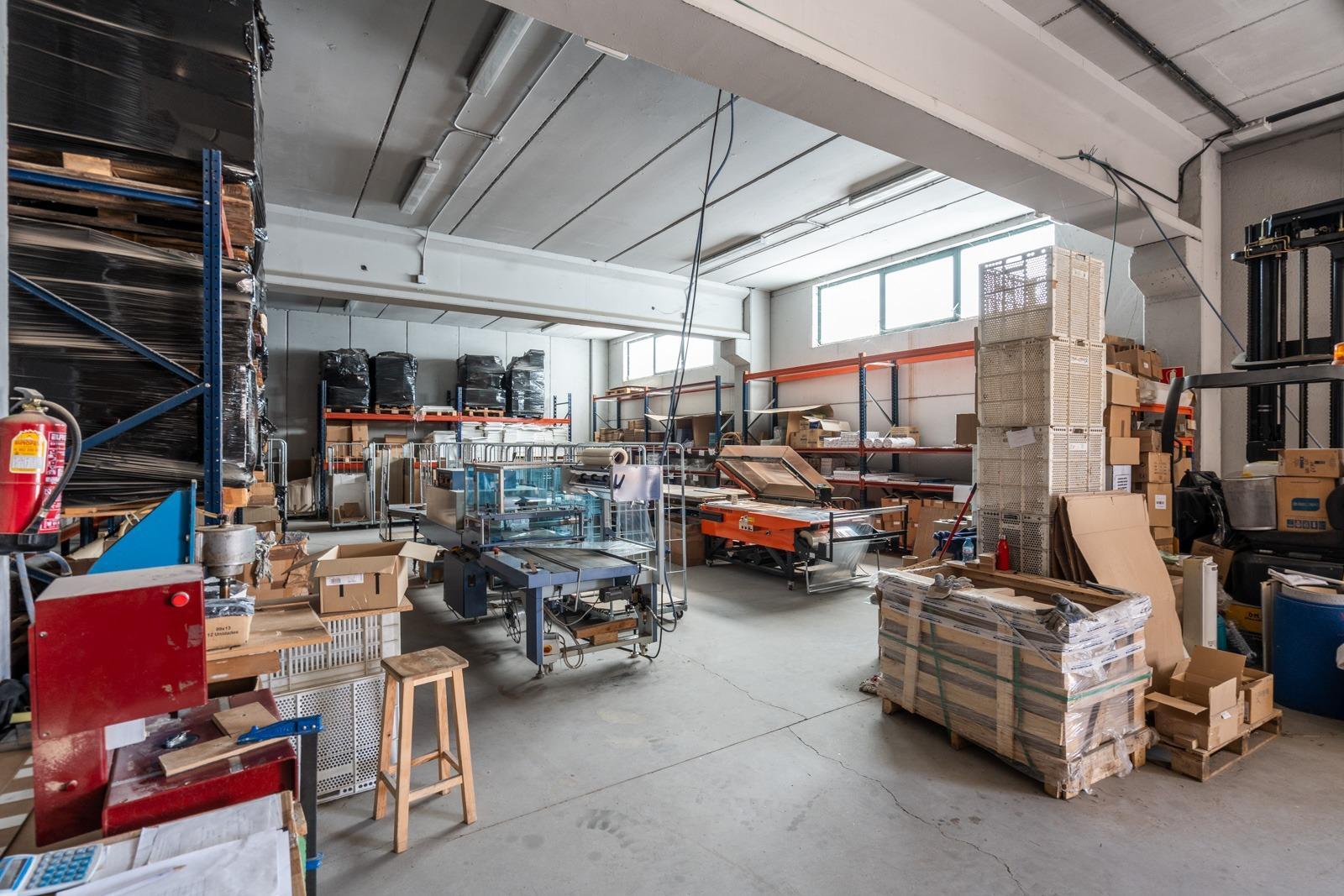 ^**^IMPRESIONANTE NAVE INDUSTRIAL EN COLMENAR VIEJO - MÁS DE 8.000 M² CONSTRUIDOS SOBRE PARCELA DE MÁS DE 6.000 M²^**^  Se ofrece en venta una espectacular nave industrial ubicada en una de las me