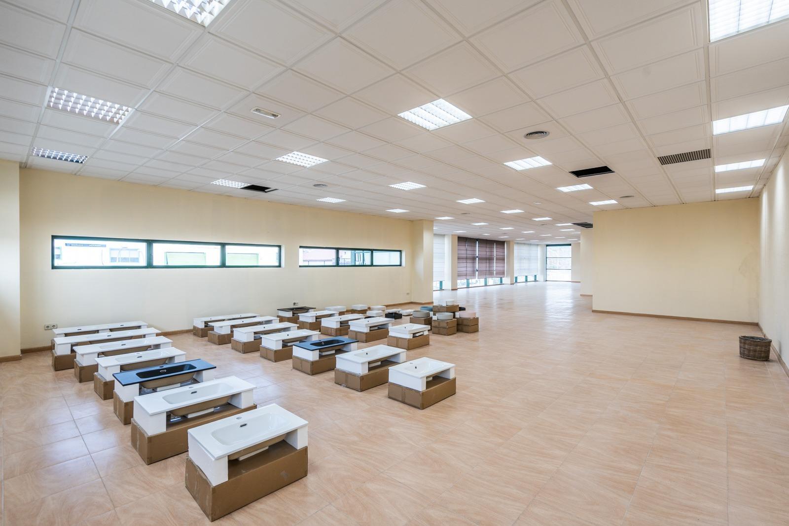 ^**^IMPRESIONANTE NAVE INDUSTRIAL EN COLMENAR VIEJO - MÁS DE 8.000 M² CONSTRUIDOS SOBRE PARCELA DE MÁS DE 6.000 M²^**^  Se ofrece en venta una espectacular nave industrial ubicada en una de las me