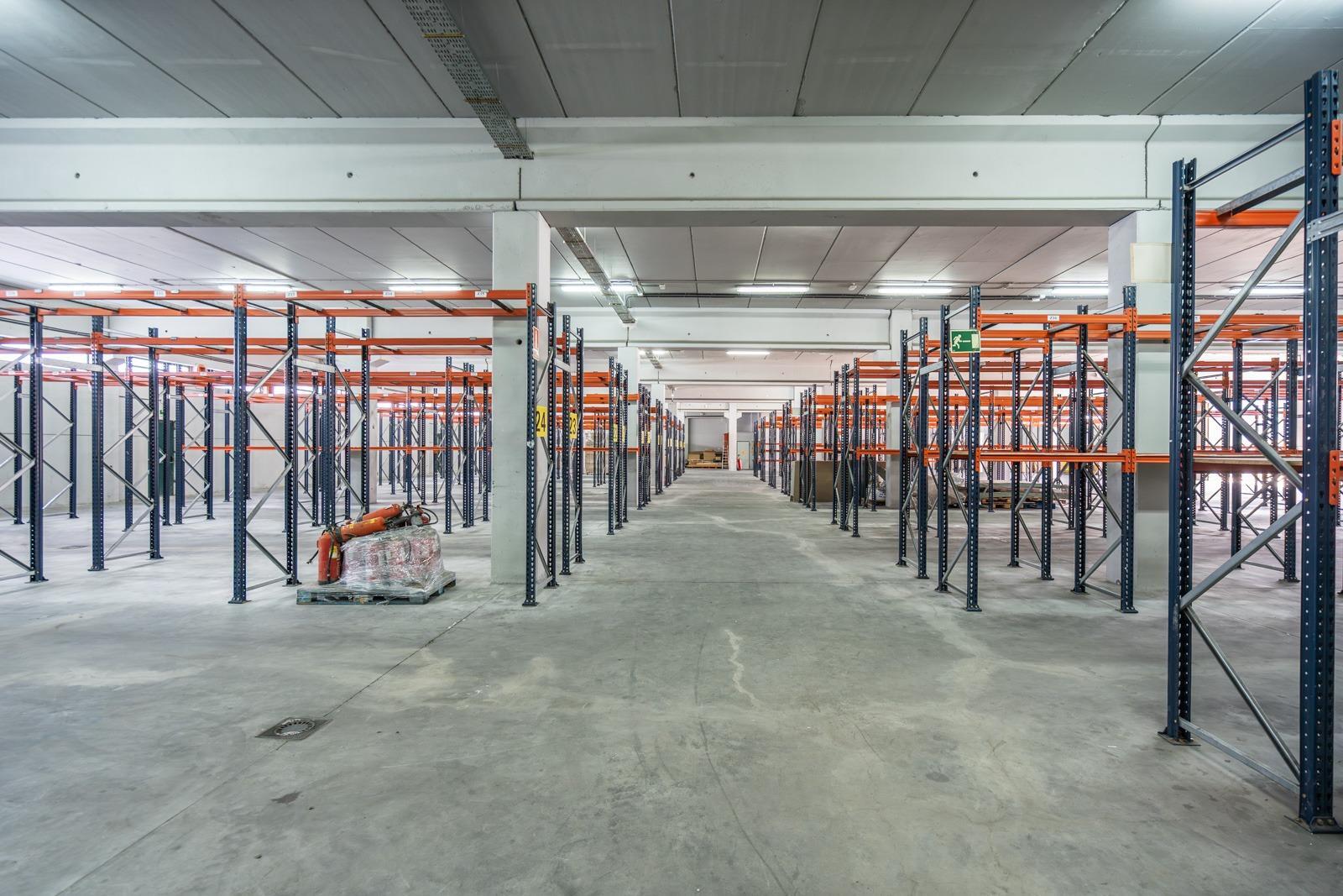 ^**^IMPRESIONANTE NAVE INDUSTRIAL EN COLMENAR VIEJO - MÁS DE 8.000 M² CONSTRUIDOS SOBRE PARCELA DE MÁS DE 6.000 M²^**^  Se ofrece en venta una espectacular nave industrial ubicada en una de las me