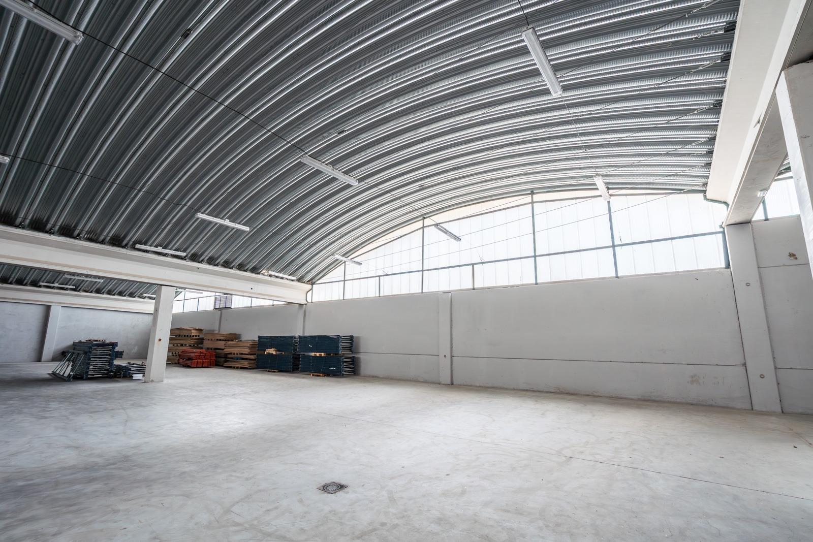 ^**^IMPRESIONANTE NAVE INDUSTRIAL EN COLMENAR VIEJO - MÁS DE 8.000 M² CONSTRUIDOS SOBRE PARCELA DE MÁS DE 6.000 M²^**^  Se ofrece en venta una espectacular nave industrial ubicada en una de las me