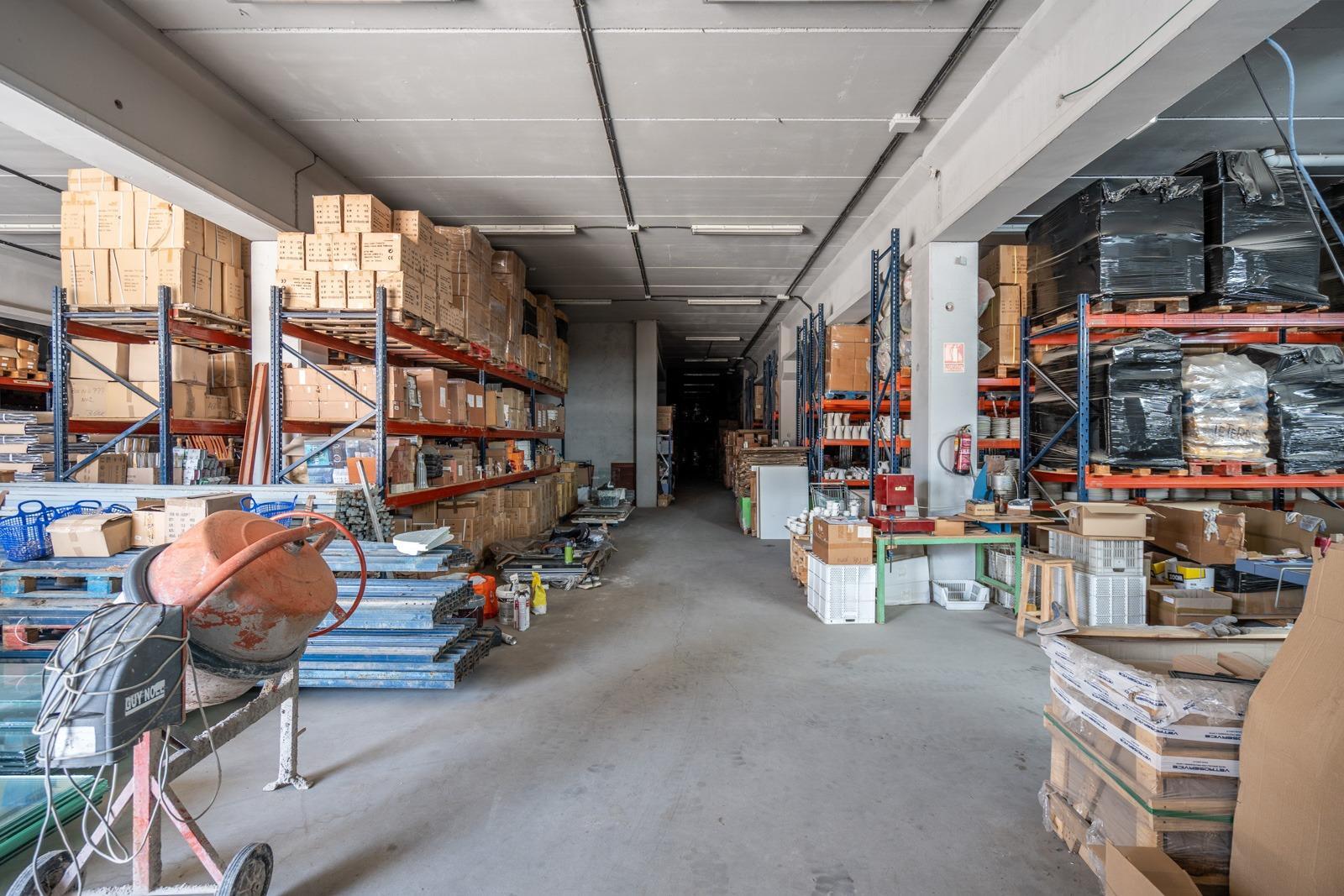 ^**^IMPRESIONANTE NAVE INDUSTRIAL EN COLMENAR VIEJO - MÁS DE 8.000 M² CONSTRUIDOS SOBRE PARCELA DE MÁS DE 6.000 M²^**^  Se ofrece en venta una espectacular nave industrial ubicada en una de las me