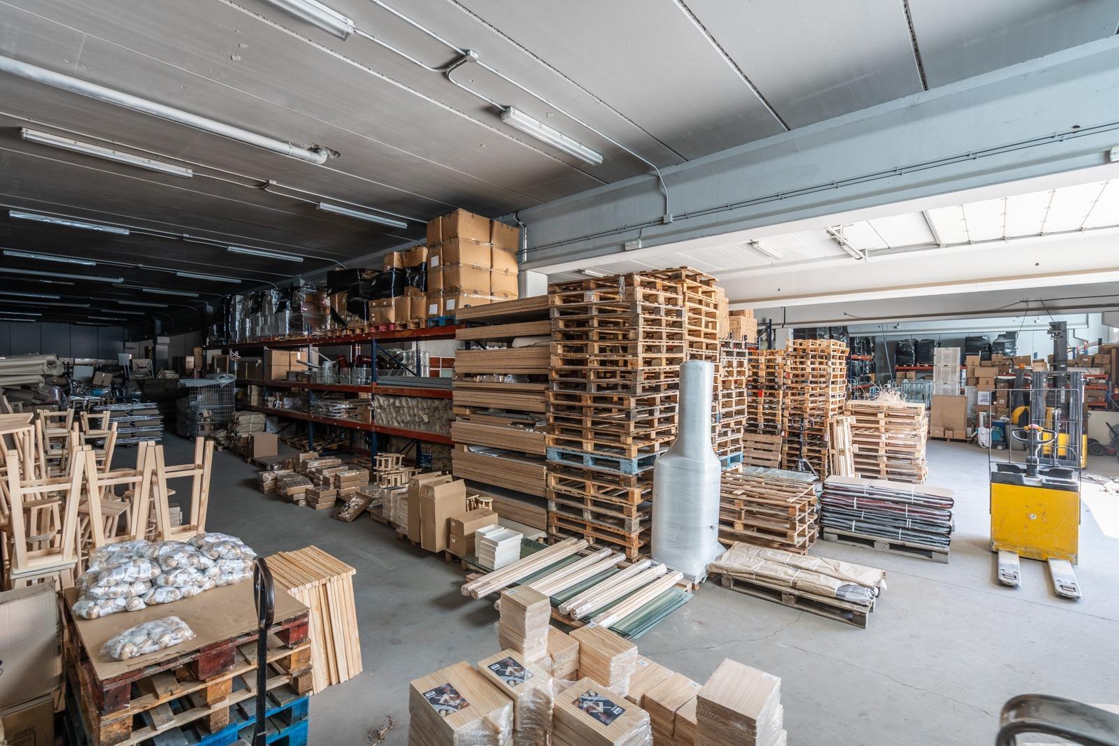 ^**^IMPRESIONANTE NAVE INDUSTRIAL EN COLMENAR VIEJO - MÁS DE 8.000 M² CONSTRUIDOS SOBRE PARCELA DE MÁS DE 6.000 M²^**^  Se ofrece en venta una espectacular nave industrial ubicada en una de las me