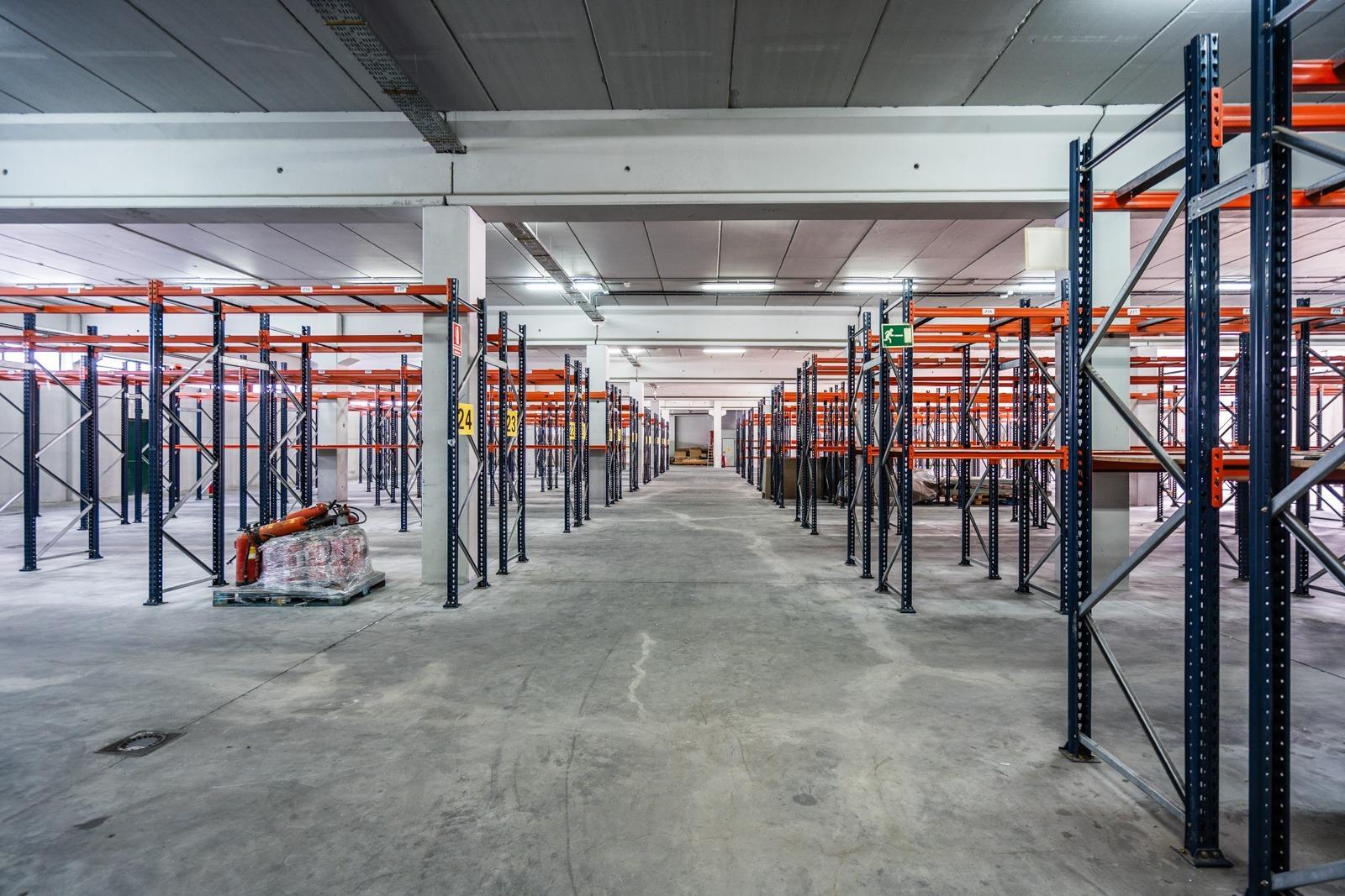 ^**^IMPRESIONANTE NAVE INDUSTRIAL EN COLMENAR VIEJO - MÁS DE 8.000 M² CONSTRUIDOS SOBRE PARCELA DE MÁS DE 6.000 M²^**^  Se ofrece en venta una espectacular nave industrial ubicada en una de las me
