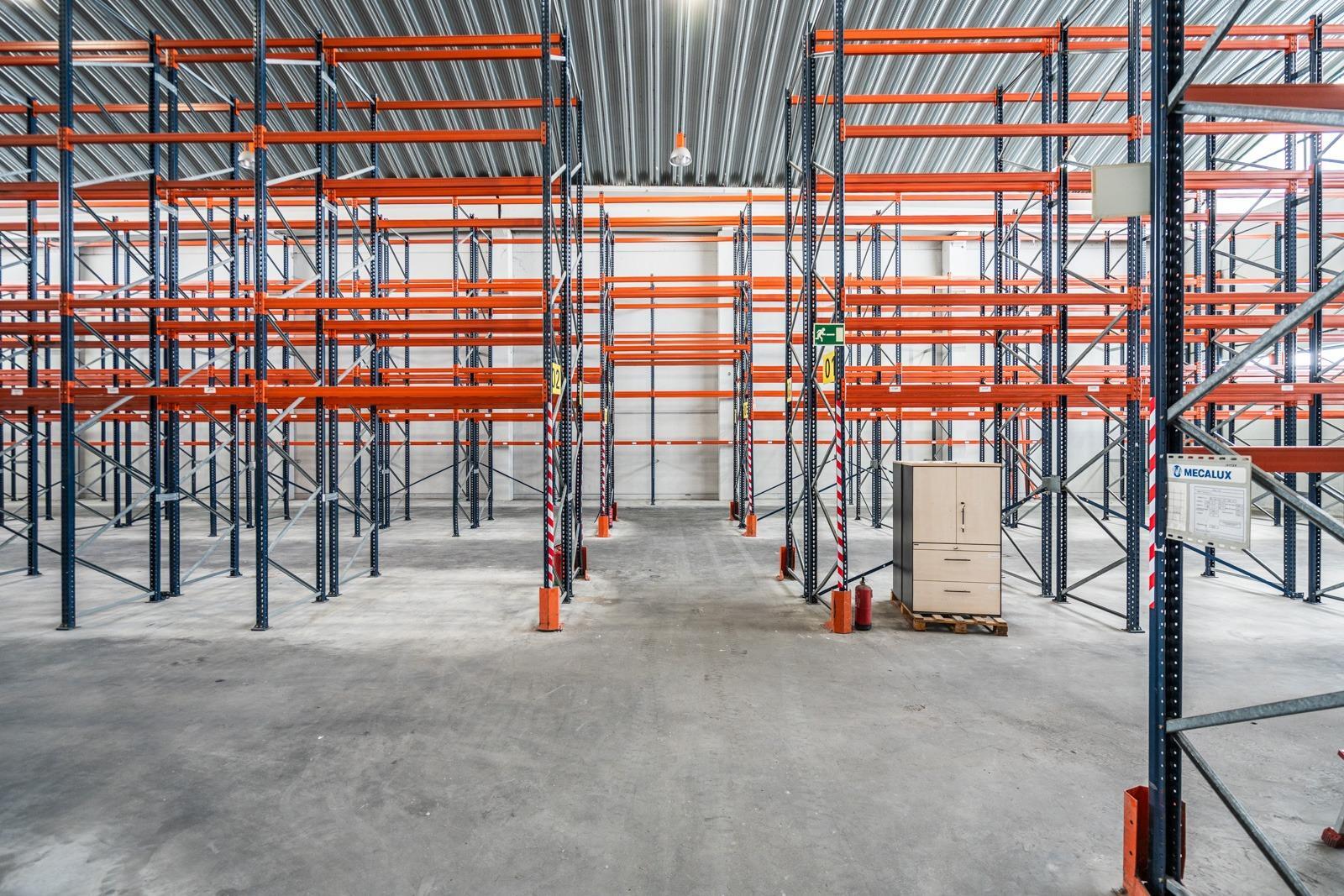 ^**^IMPRESIONANTE NAVE INDUSTRIAL EN COLMENAR VIEJO - MÁS DE 8.000 M² CONSTRUIDOS SOBRE PARCELA DE MÁS DE 6.000 M²^**^  Se ofrece en venta una espectacular nave industrial ubicada en una de las me