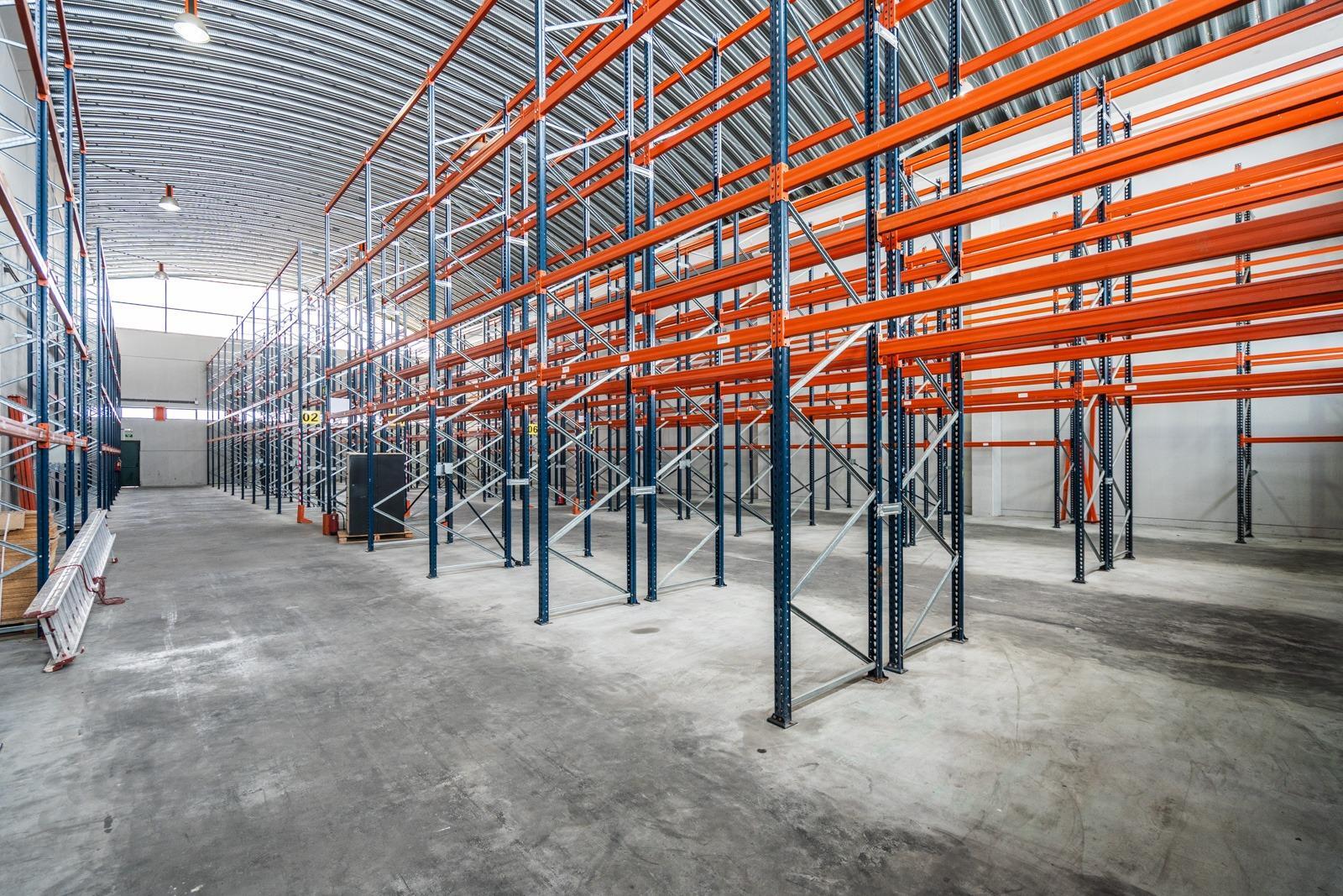 ^**^IMPRESIONANTE NAVE INDUSTRIAL EN COLMENAR VIEJO - MÁS DE 8.000 M² CONSTRUIDOS SOBRE PARCELA DE MÁS DE 6.000 M²^**^  Se ofrece en venta una espectacular nave industrial ubicada en una de las me