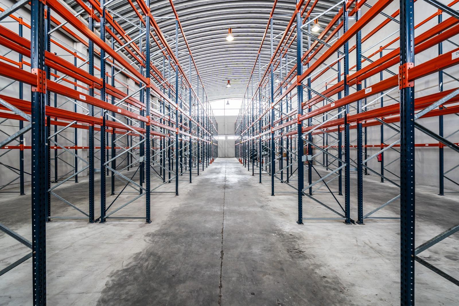 ^**^IMPRESIONANTE NAVE INDUSTRIAL EN COLMENAR VIEJO - MÁS DE 8.000 M² CONSTRUIDOS SOBRE PARCELA DE MÁS DE 6.000 M²^**^  Se ofrece en venta una espectacular nave industrial ubicada en una de las me