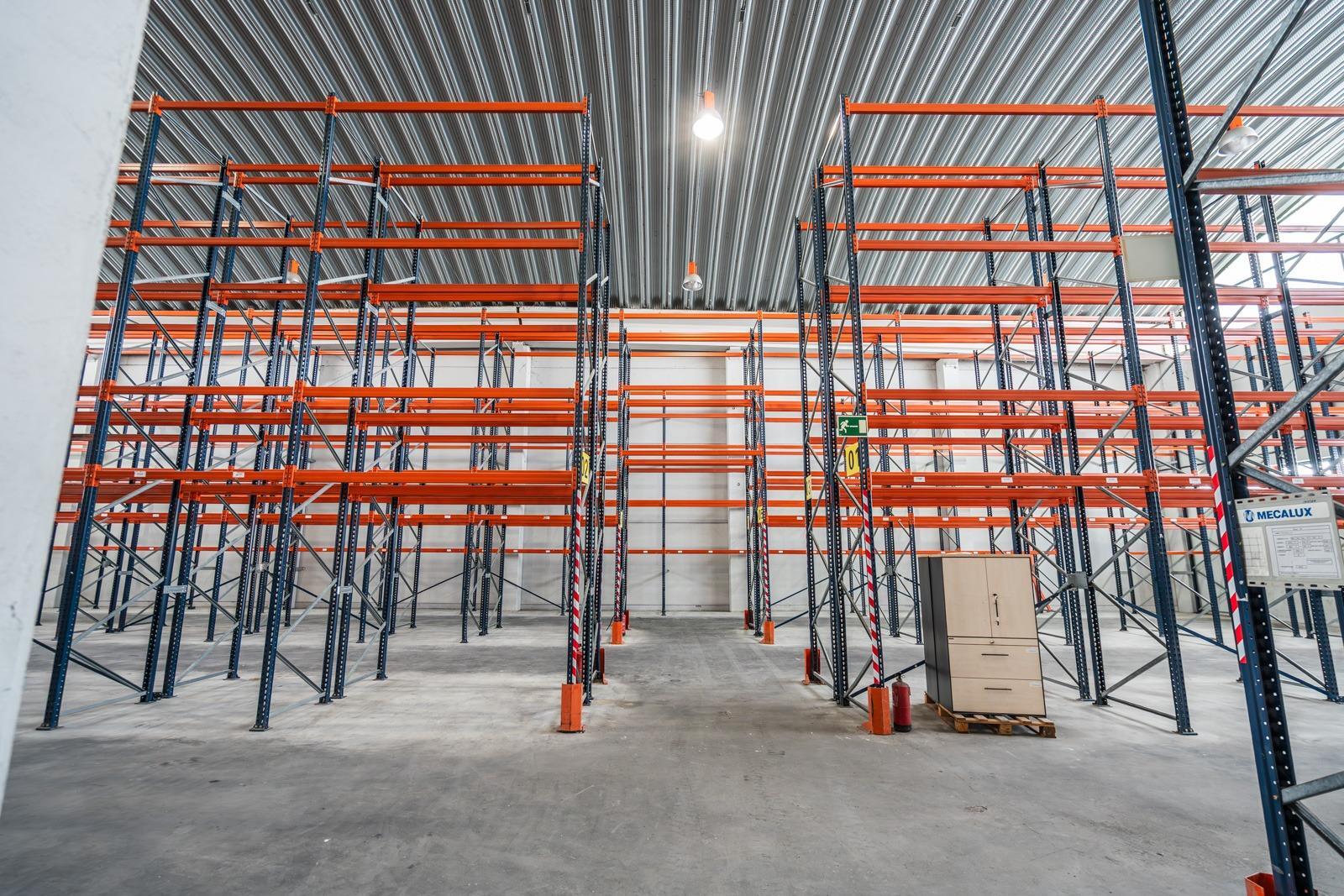 ^**^IMPRESIONANTE NAVE INDUSTRIAL EN COLMENAR VIEJO - MÁS DE 8.000 M² CONSTRUIDOS SOBRE PARCELA DE MÁS DE 6.000 M²^**^  Se ofrece en venta una espectacular nave industrial ubicada en una de las me