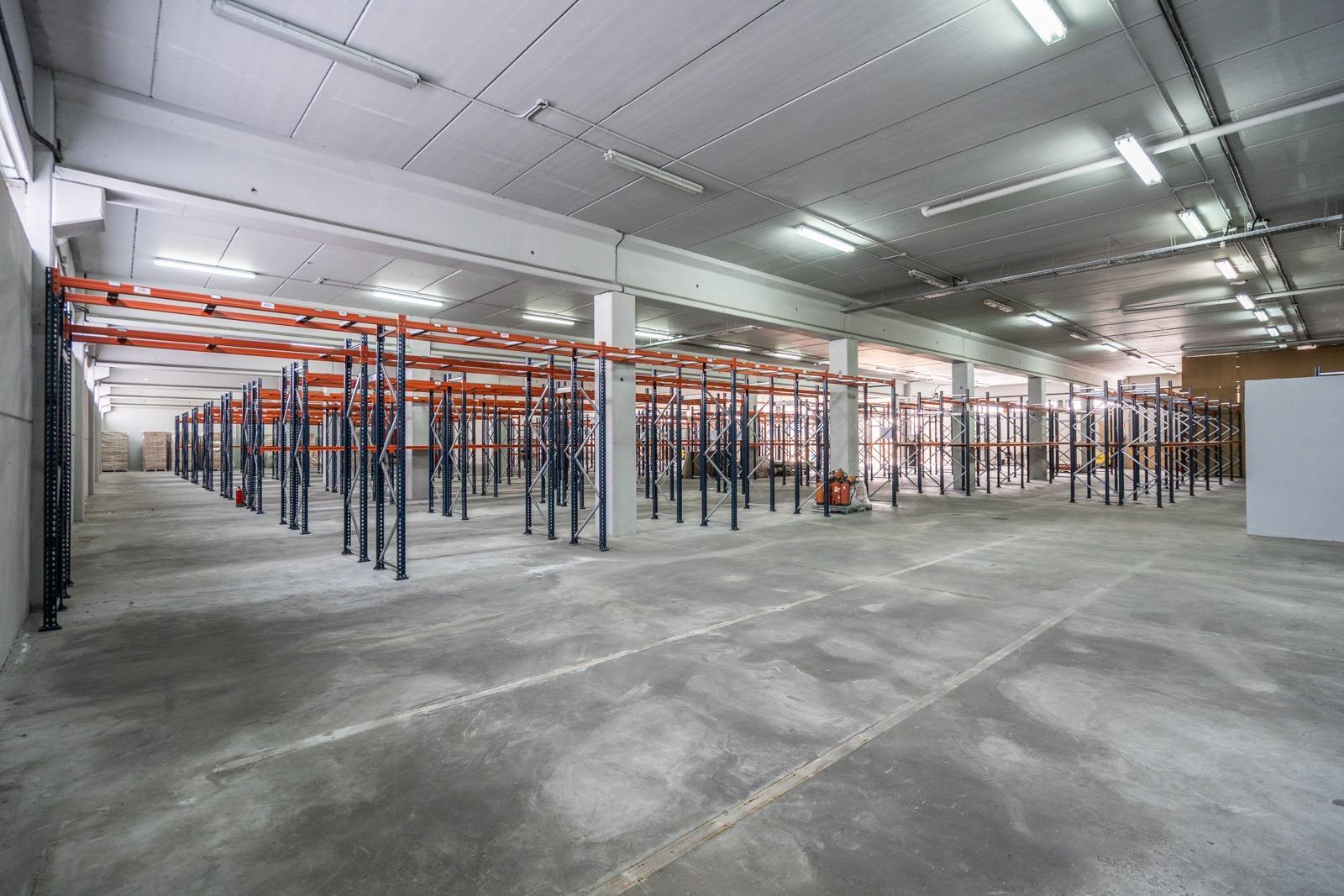 ^**^IMPRESIONANTE NAVE INDUSTRIAL EN COLMENAR VIEJO - MÁS DE 8.000 M² CONSTRUIDOS SOBRE PARCELA DE MÁS DE 6.000 M²^**^  Se ofrece en venta una espectacular nave industrial ubicada en una de las me