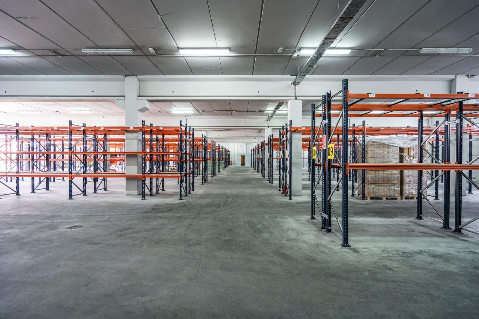 ^**^IMPRESIONANTE NAVE INDUSTRIAL EN COLMENAR VIEJO - MÁS DE 8.000 M² CONSTRUIDOS SOBRE PARCELA DE MÁS DE 6.000 M²^**^  Se ofrece en venta una espectacular nave industrial ubicada en una de las me