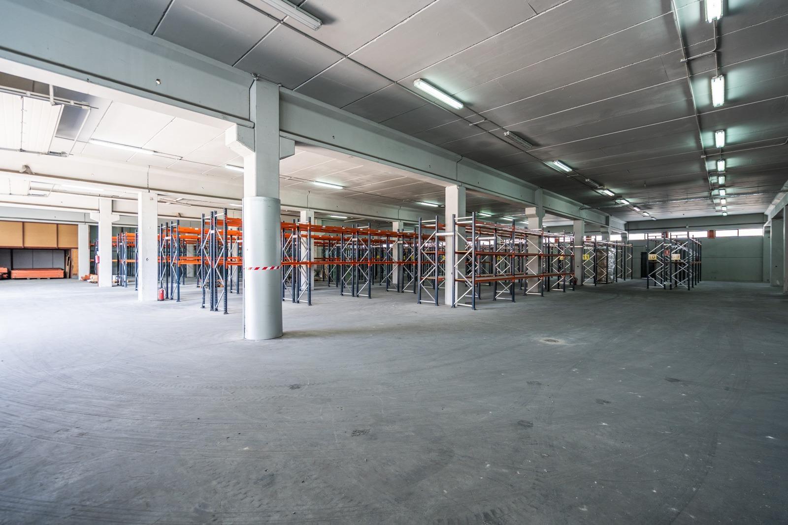 ^**^IMPRESIONANTE NAVE INDUSTRIAL EN COLMENAR VIEJO - MÁS DE 8.000 M² CONSTRUIDOS SOBRE PARCELA DE MÁS DE 6.000 M²^**^  Se ofrece en venta una espectacular nave industrial ubicada en una de las me