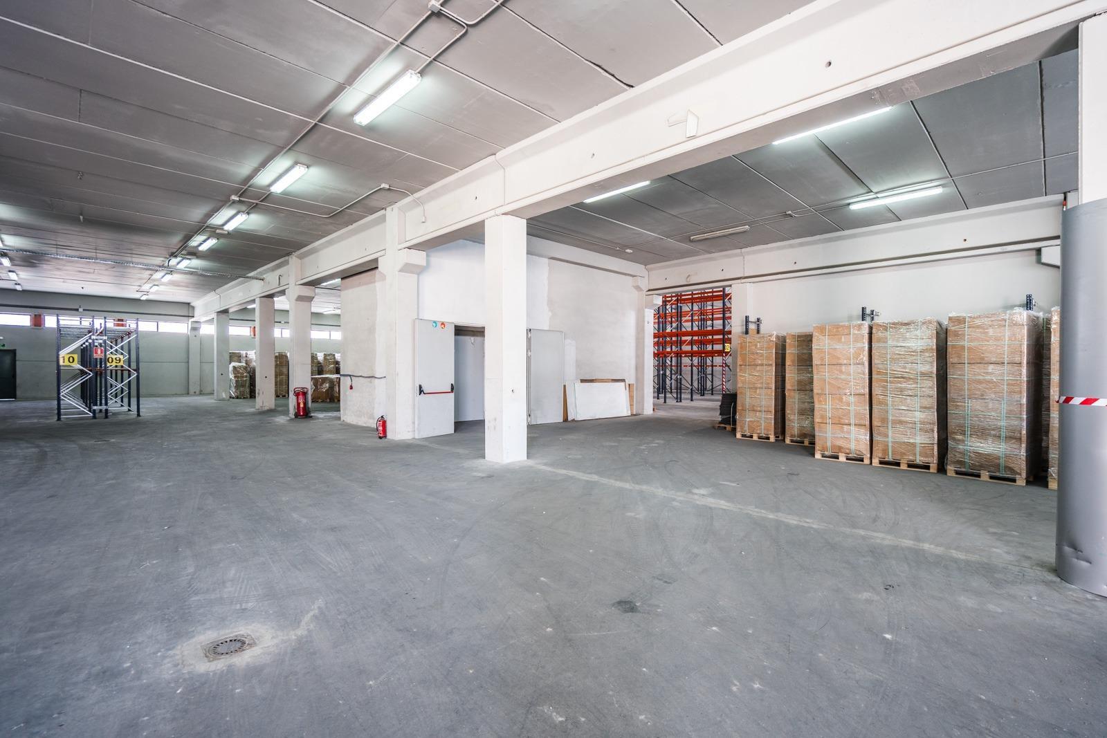 ^**^IMPRESIONANTE NAVE INDUSTRIAL EN COLMENAR VIEJO - MÁS DE 8.000 M² CONSTRUIDOS SOBRE PARCELA DE MÁS DE 6.000 M²^**^  Se ofrece en venta una espectacular nave industrial ubicada en una de las me
