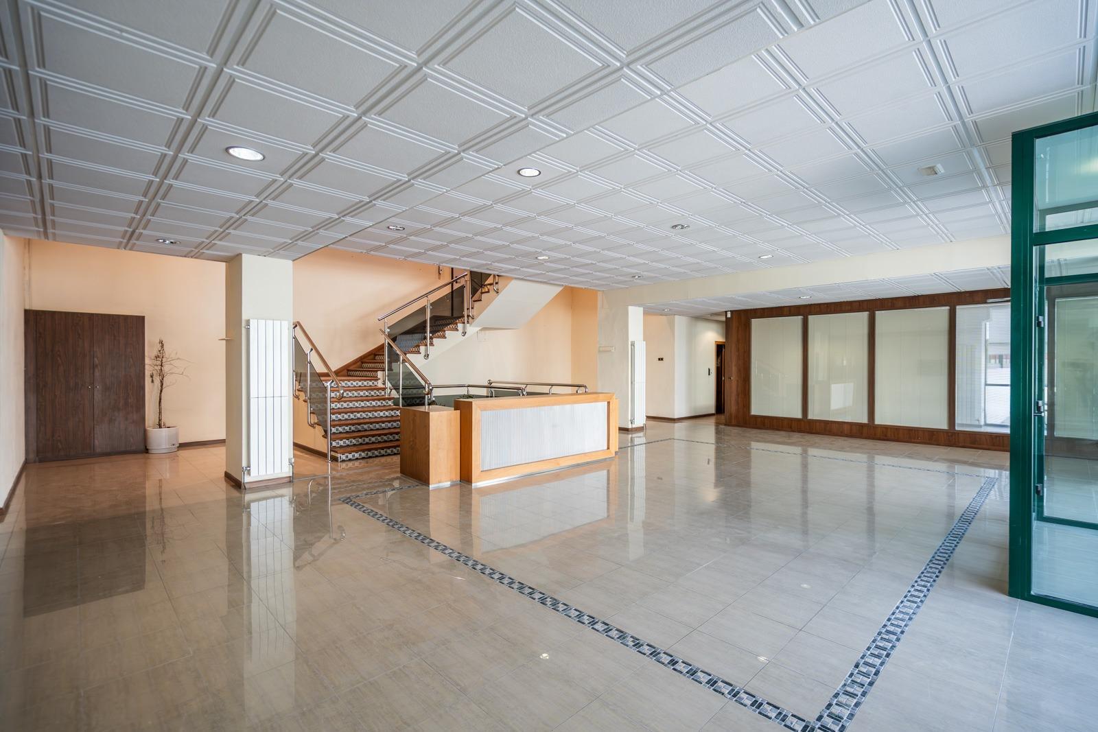 ^**^IMPRESIONANTE NAVE INDUSTRIAL EN COLMENAR VIEJO - MÁS DE 8.000 M² CONSTRUIDOS SOBRE PARCELA DE MÁS DE 6.000 M²^**^  Se ofrece en venta una espectacular nave industrial ubicada en una de las me