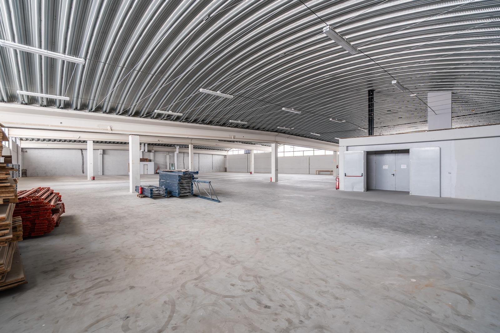 ^**^IMPRESIONANTE NAVE INDUSTRIAL EN COLMENAR VIEJO - MÁS DE 8.000 M² CONSTRUIDOS SOBRE PARCELA DE MÁS DE 6.000 M²^**^  Se ofrece en venta una espectacular nave industrial ubicada en una de las me