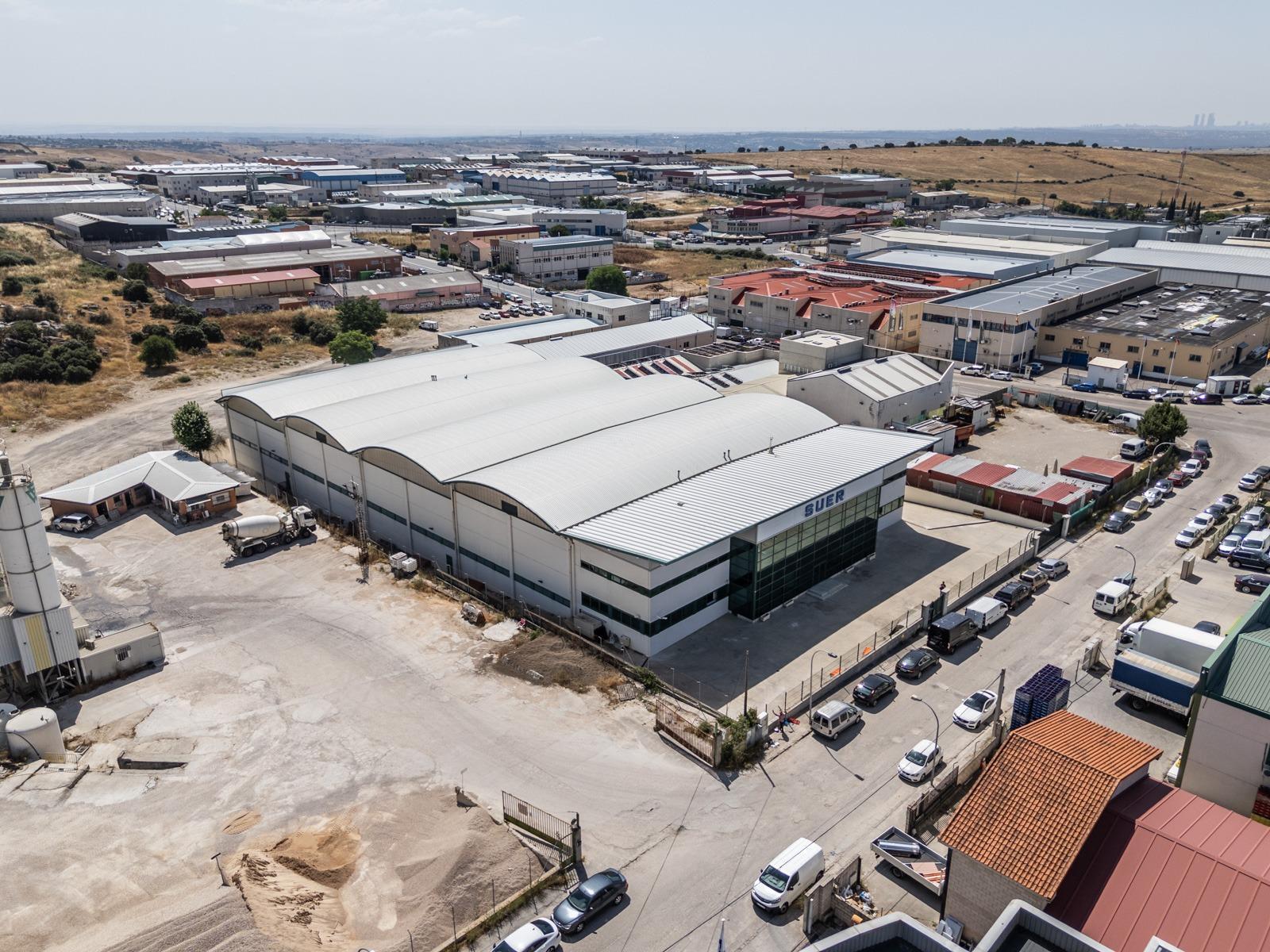 ^**^IMPRESIONANTE NAVE INDUSTRIAL EN COLMENAR VIEJO - MÁS DE 8.000 M² CONSTRUIDOS SOBRE PARCELA DE MÁS DE 6.000 M²^**^  Se ofrece en venta una espectacular nave industrial ubicada en una de las me