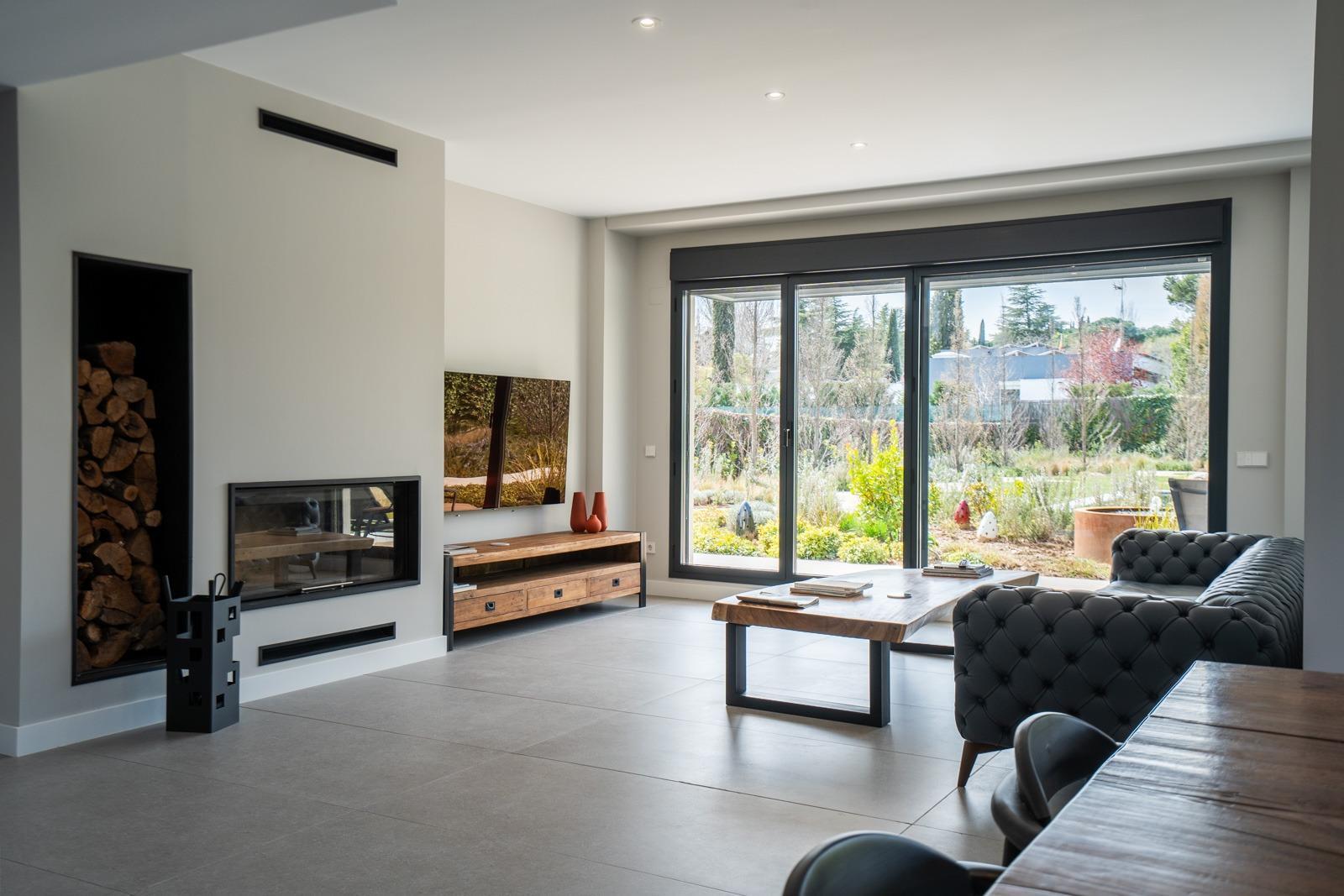 ^**^ESPECTACULAR VILLA DE LUJO DE DISEÑO CONTEMPORÁNEO EN LA PRADERA DE VILLAFRANCA DEL CASTILLO^**^  Presentamos una joya arquitectónica única, casi a estrenar, en una de las zonas más codiciada