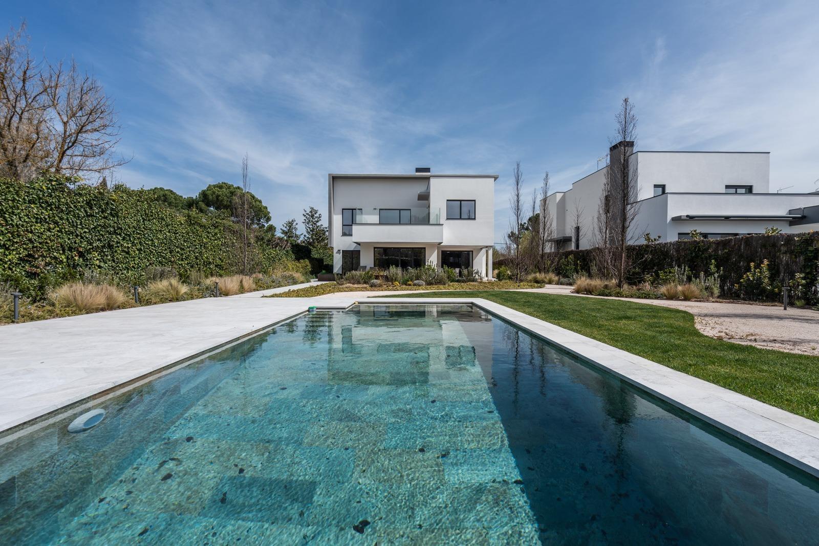 ^**^ESPECTACULAR VILLA DE LUJO DE DISEÑO CONTEMPORÁNEO EN LA PRADERA DE VILLAFRANCA DEL CASTILLO^**^  Presentamos una joya arquitectónica única, casi a estrenar, en una de las zonas más codiciada
